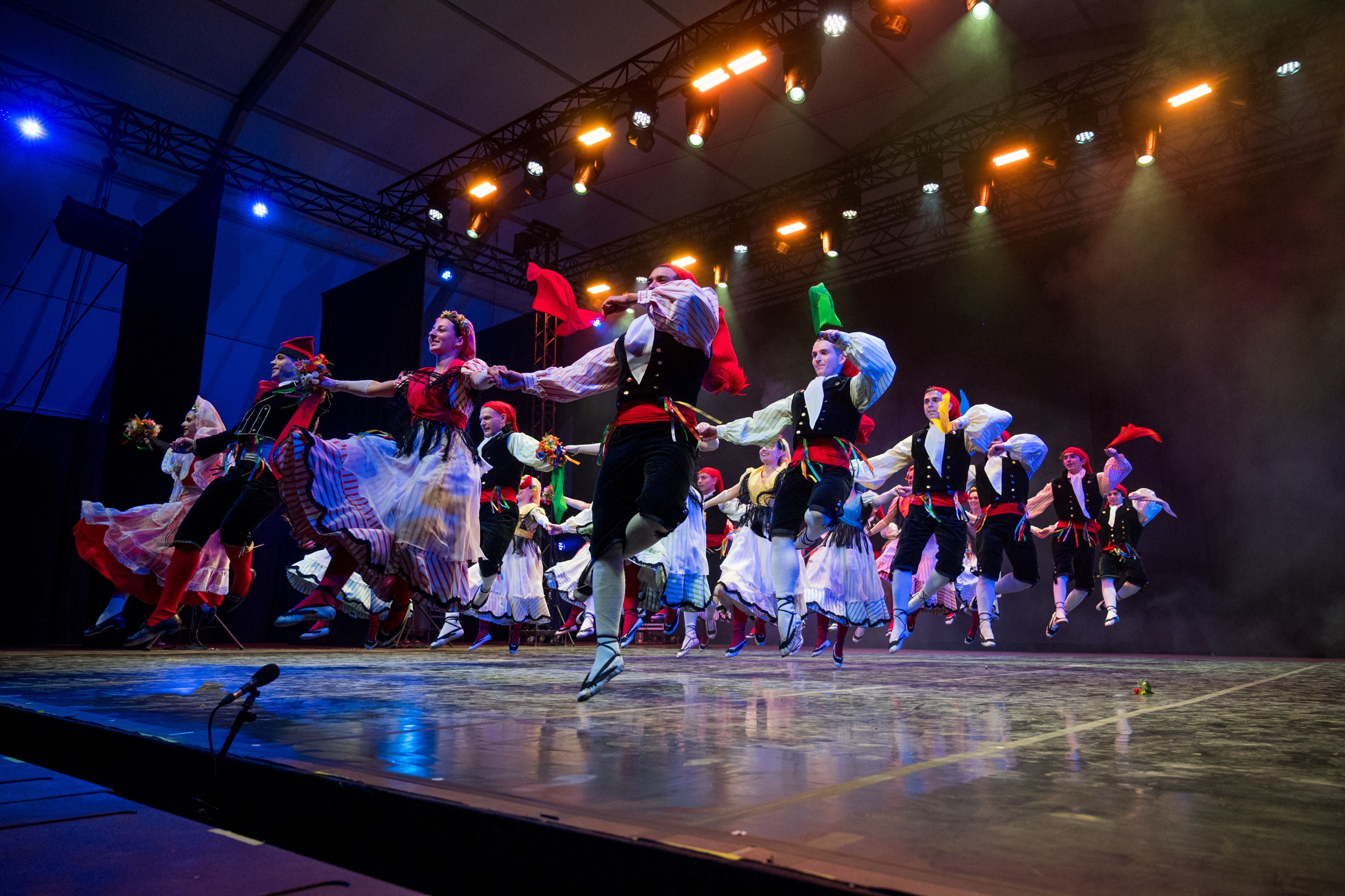 L'alegria de ballar de l'Esbart Dansaire de Rubí FOTO: Carmelo Jiménez