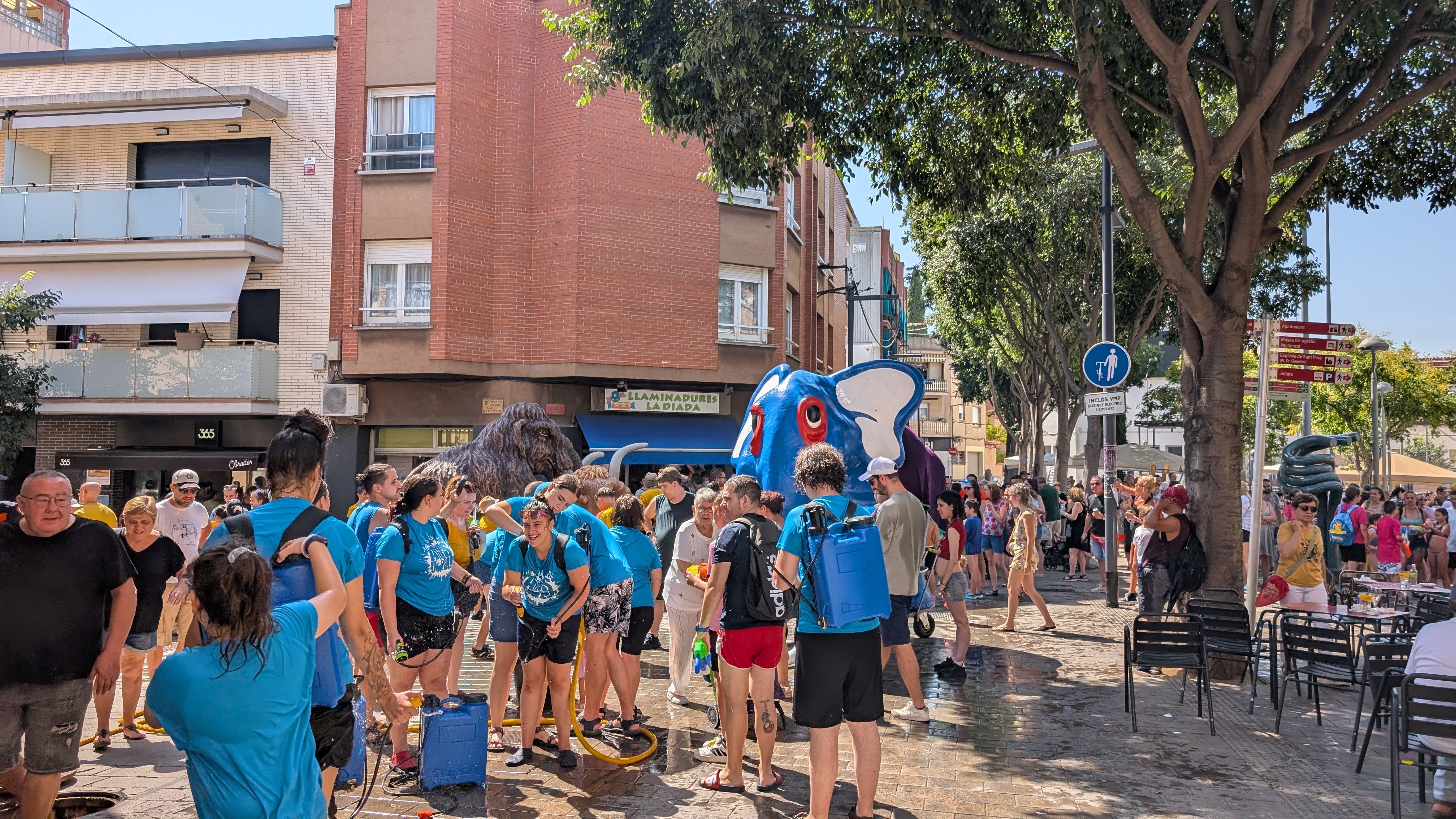 En Bòjum refresca grans i petits amb el Correaigües FOTO: Marta Casas