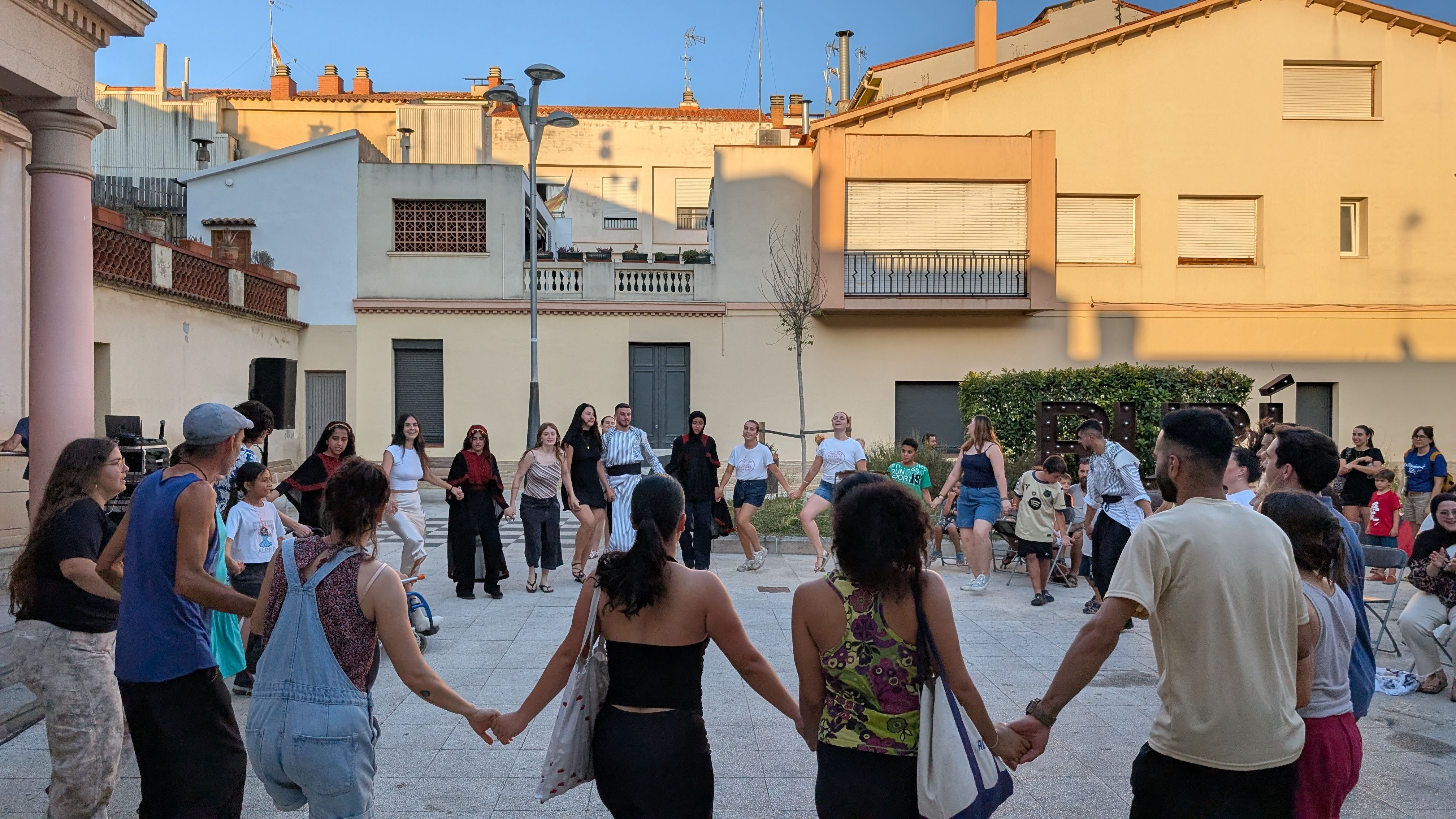 L'actuació va cloure amb danses participatives com la Polca d'Ours o l'entrada del Ball de Gitanes FOTO: Marta Casas