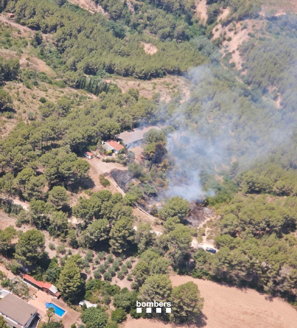 Un home ferit greu en un incendi forestal a tocar de Rubí. FOTO: Bombers de la Generalitat
