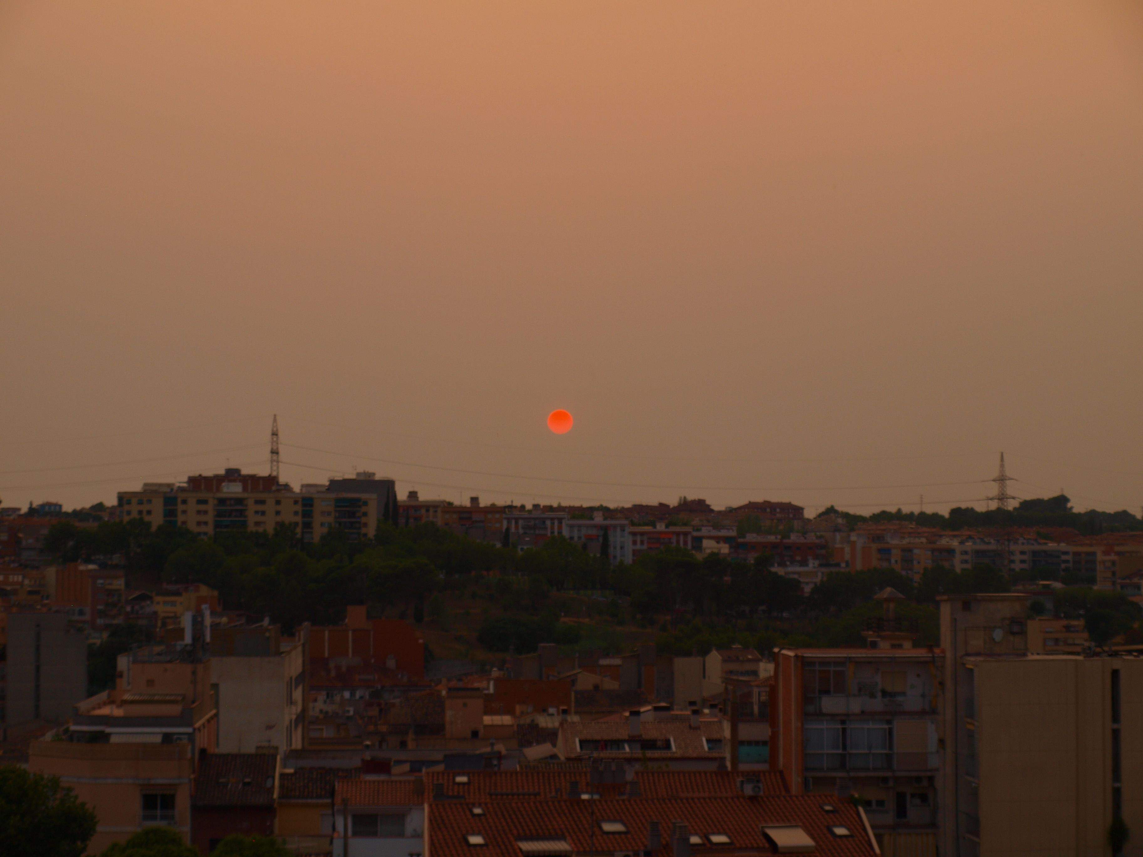 Un sol rogent vist des de Rubí durant un episodi de partícules en suspensió el 2025. FOTO: Marta Casas