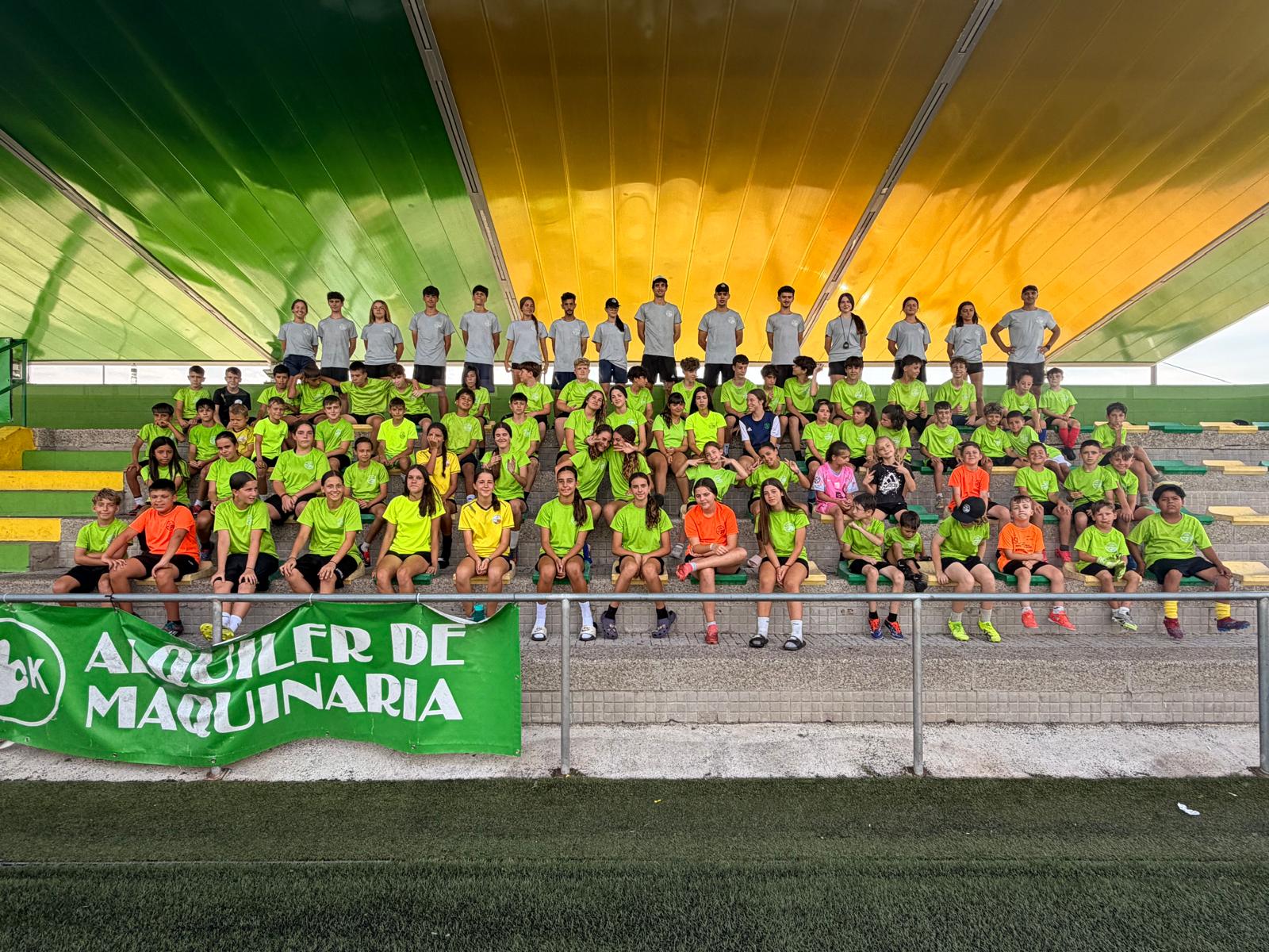 Jugadors i monitors del campus d'estiu de l'Ollimpic Can Fatjó FOTO: Cedida