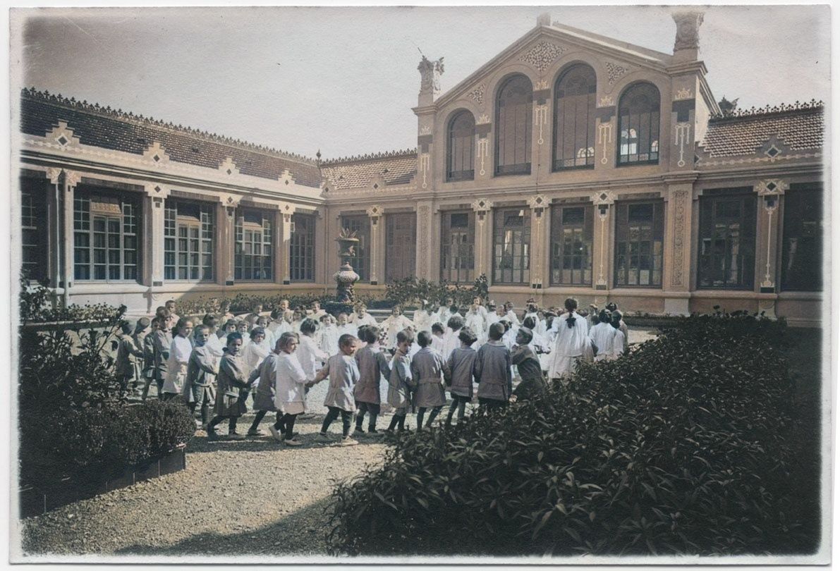 Els pàrvuls de les Escoles Ribas el 1916. FOTO: “Ilustración Catalan” 