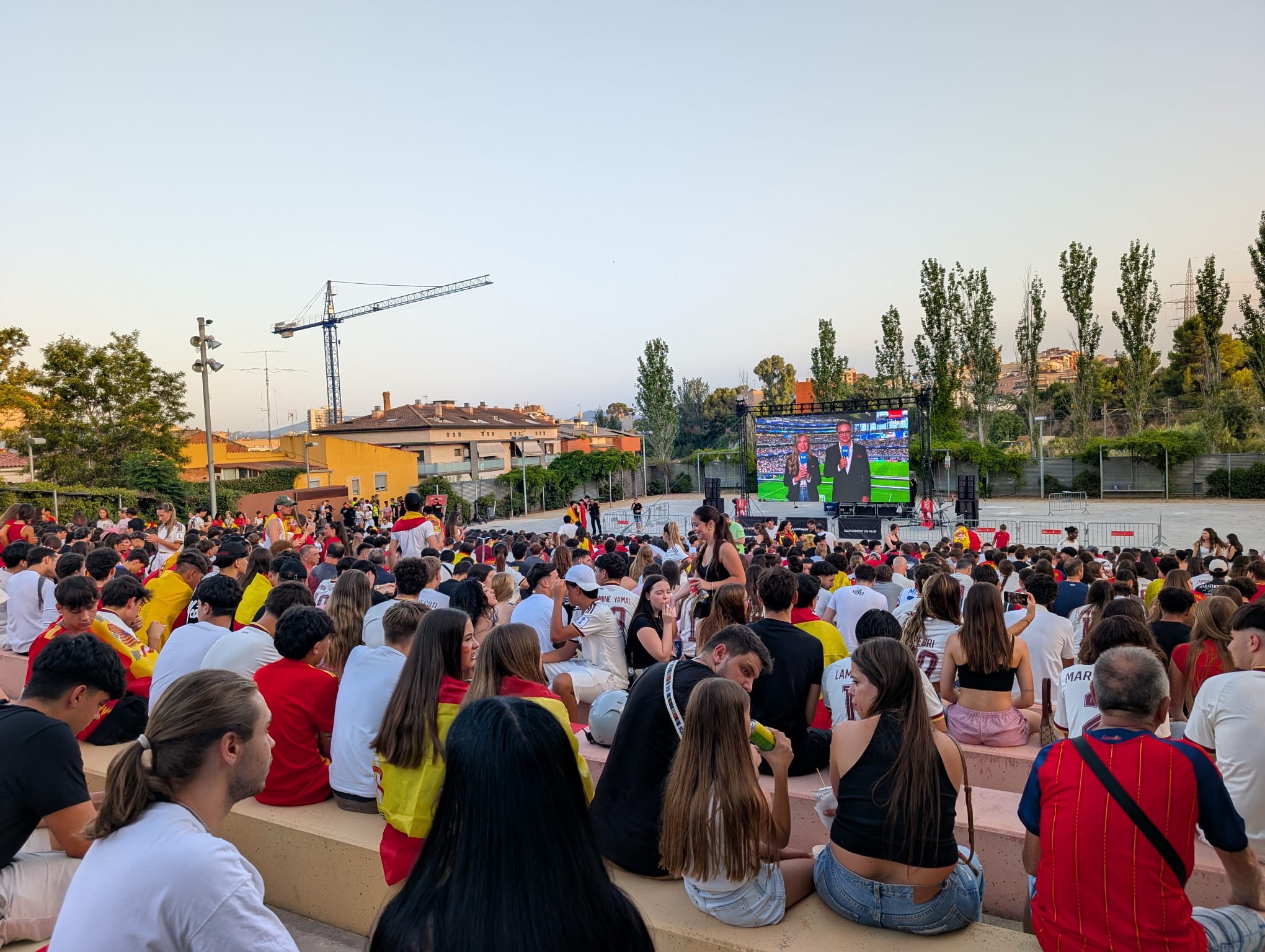 Centenars de persones celebren a Rubí el passi d’Espanya a la final del Mundial. FOTO: Estela Luengo
