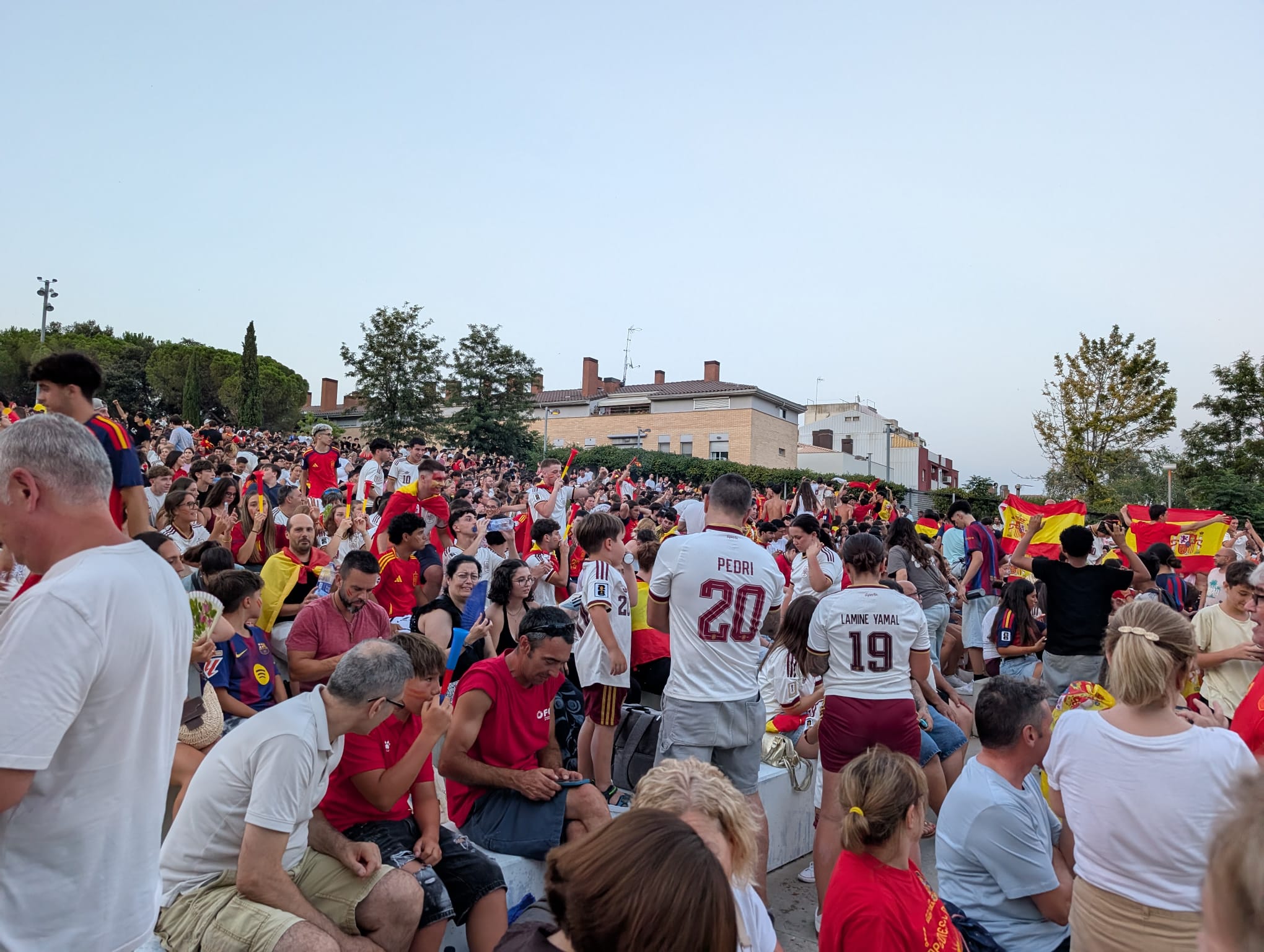Centenars de persones celebren a Rubí el passi d’Espanya a la final del Mundial. FOTO: Estela Luengo