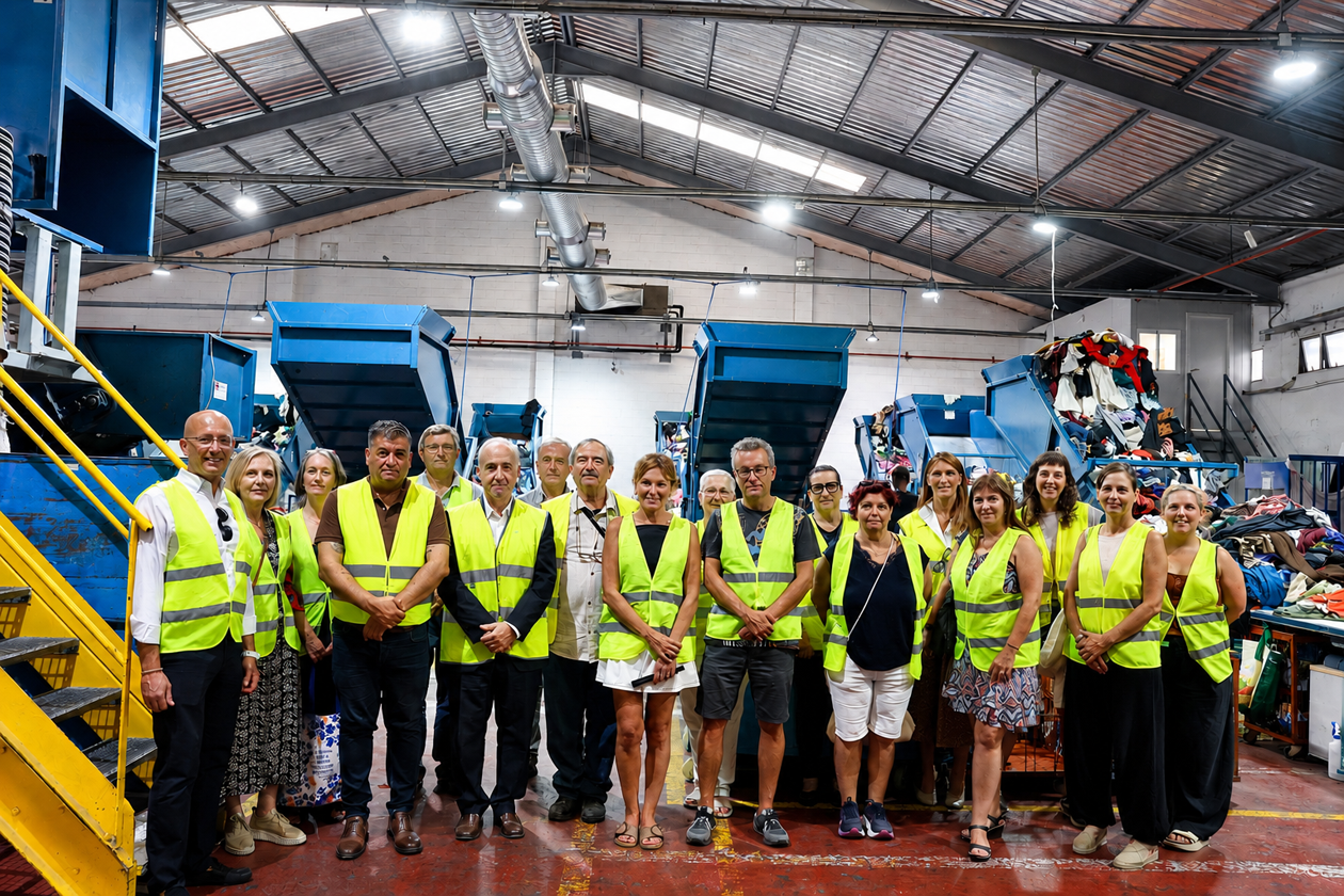 Rubí visita la planta de Solidança per avançar en el nou model de gestió del residu tèxtil. FOTO: RE-VISTE