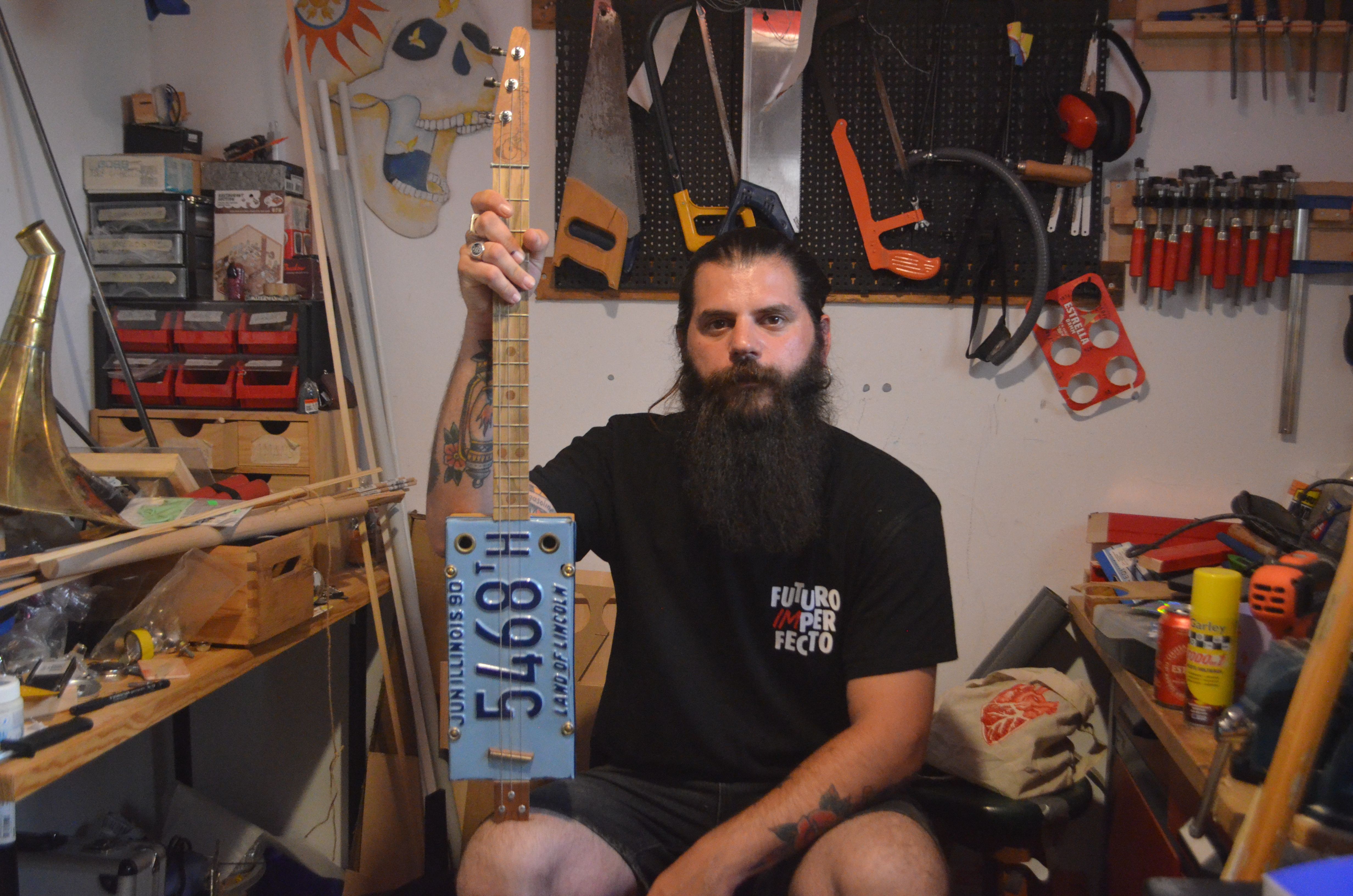 Sergi Estella, al seu taller de creació d'instruments