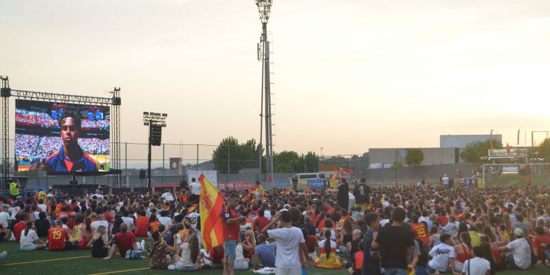 Els aficionats rubinencs gaudint de la retransmissió del partit