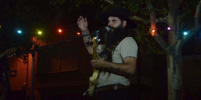 Sergi Estella durant el concert d'Hoguera a la Festa Major