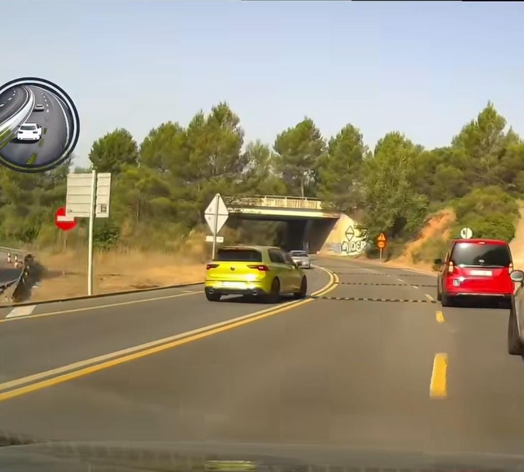 Graven un vehicle que envaeix el carril contrari a la c-1413a a Rubí. FOTO: Circuli per la dreta