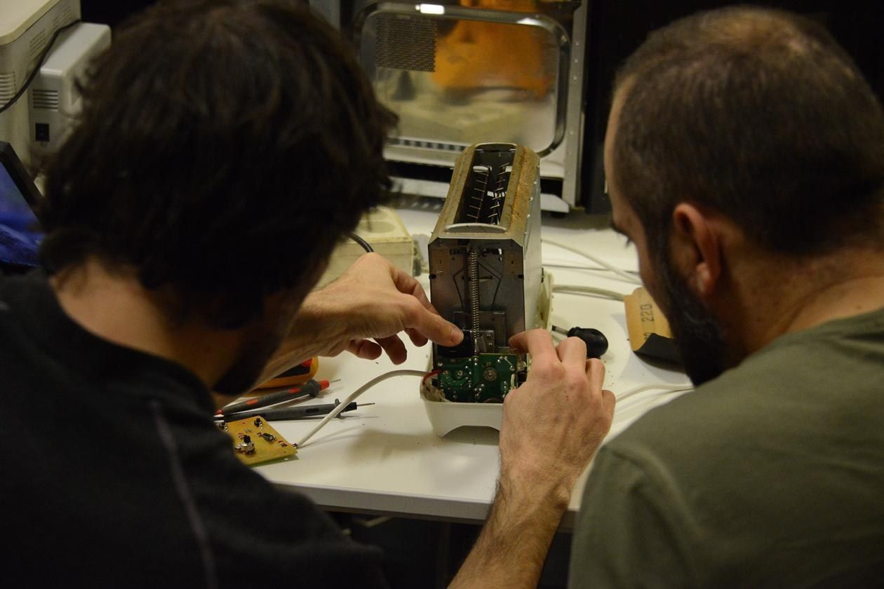 El Dimecres Manetes permet donar una segona vida a petits aparells elèctrics i electrònics. FOTO: Ajuntament de Rubí – Localpres