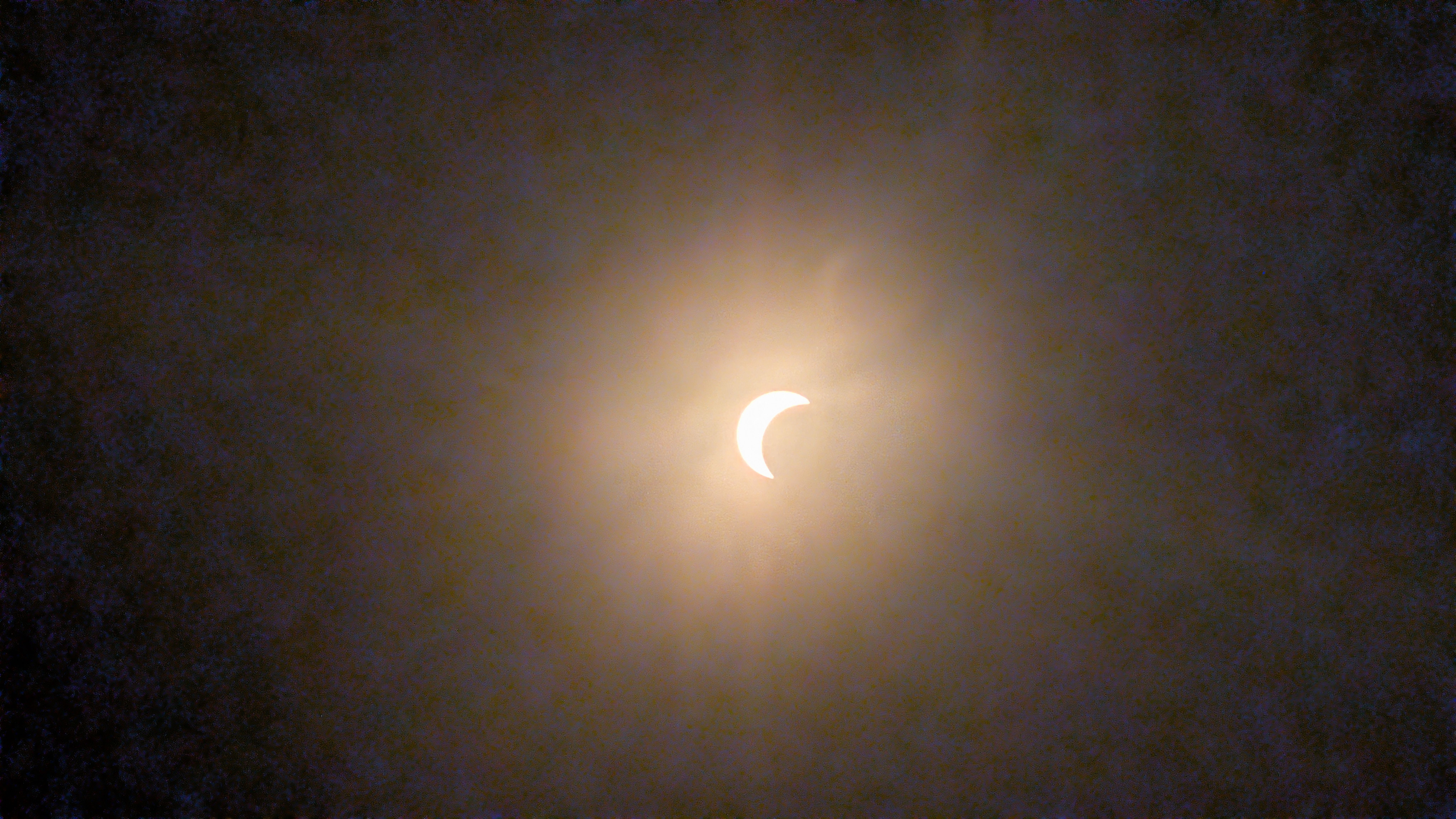 Un moment de l'eclipsi solar a Rubí FOTO: Marta Casas