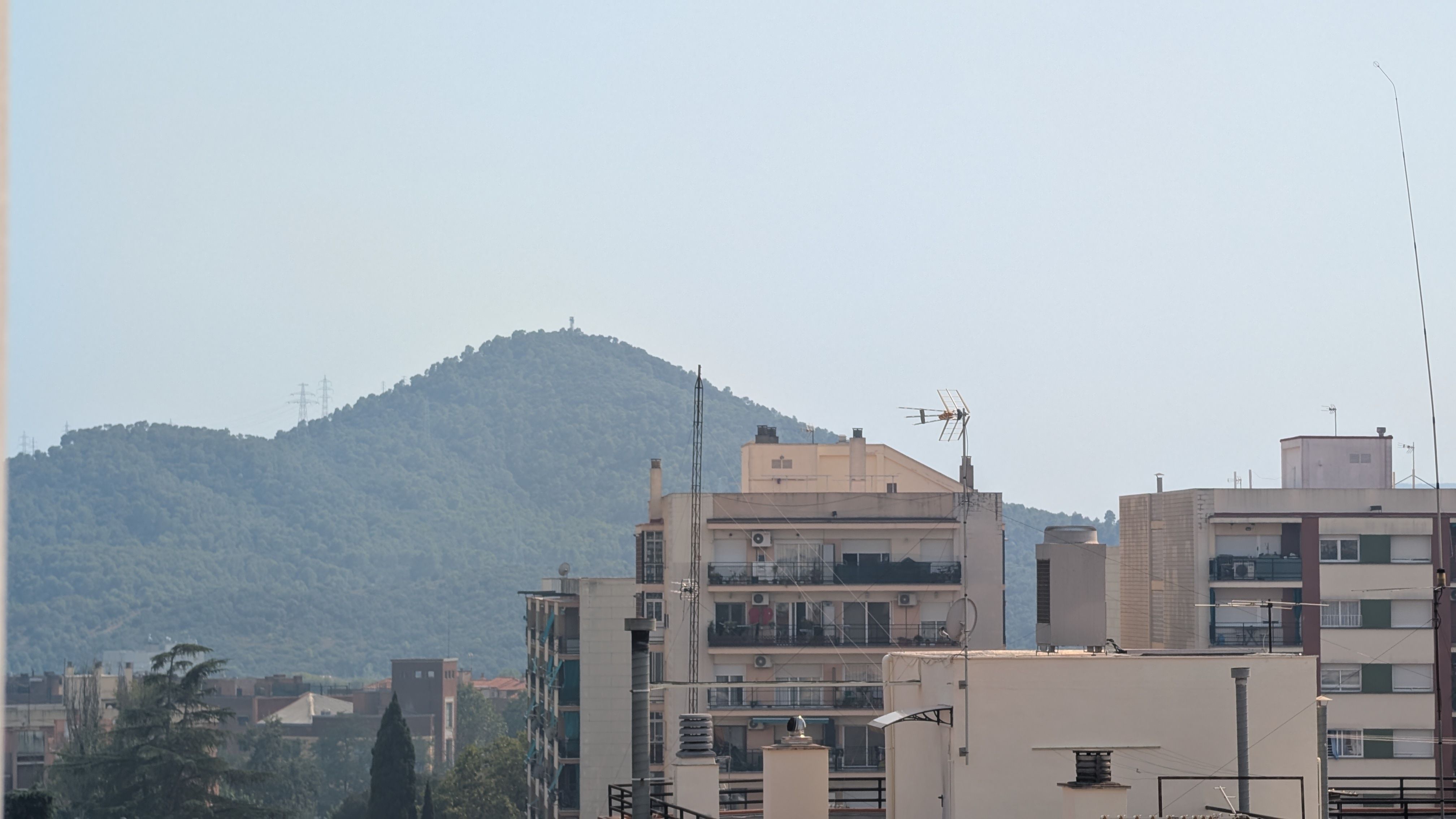 Fum a Rubí per l'incendi a Collserola FOTO: Marta Casas