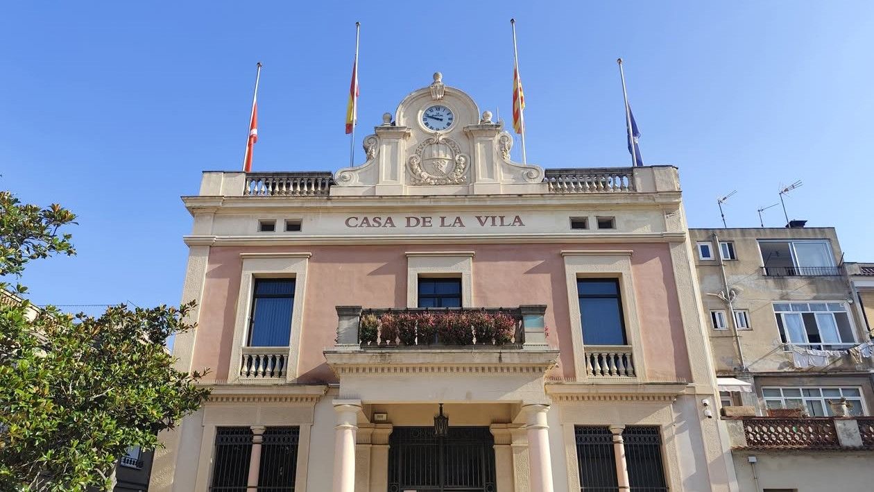 Les banderes dels edificis municipals onejaran a mig pal tot el 17 d'agost FOTO: Ajuntament de Rubí