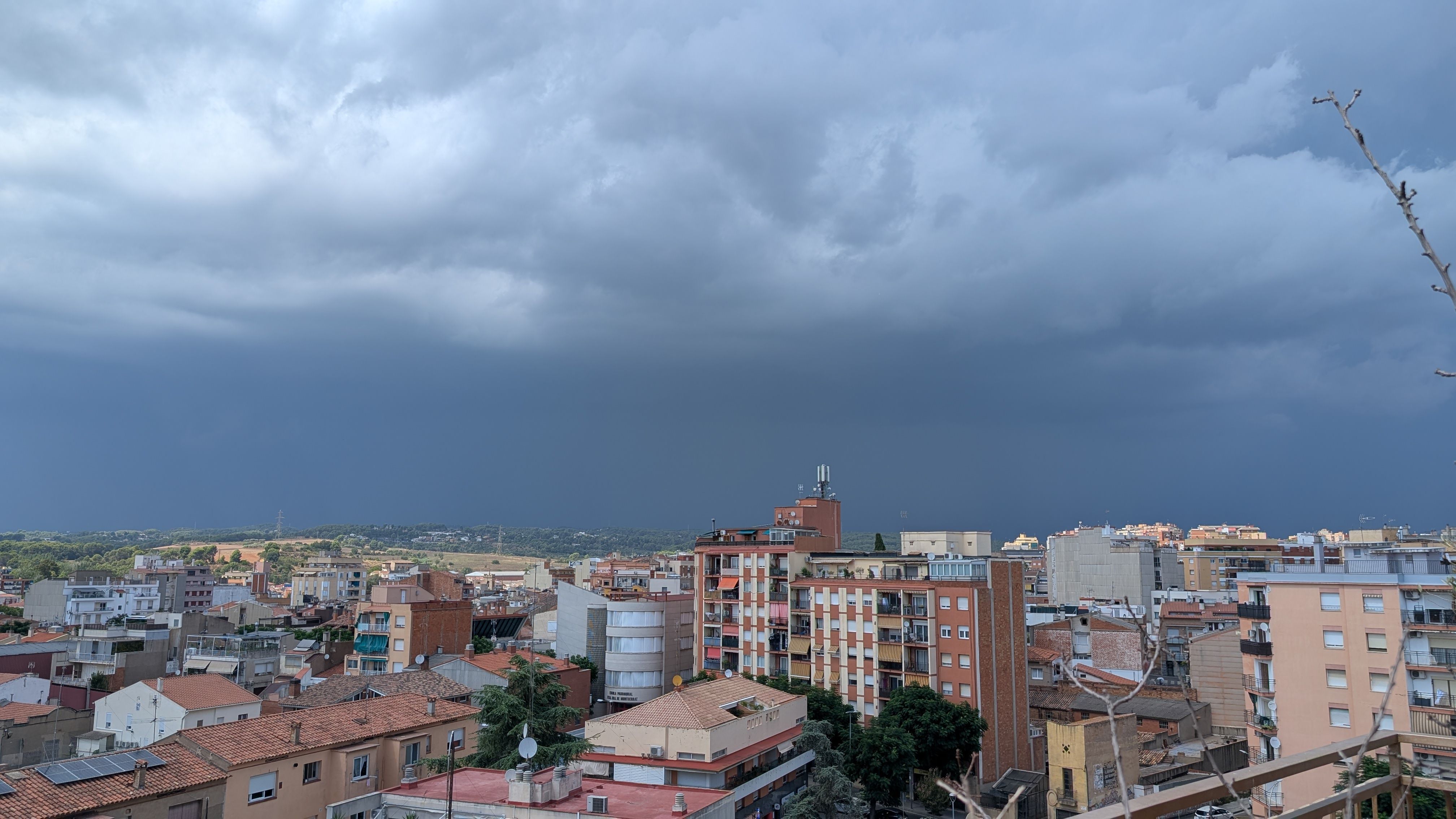 Núvols de tempesta sobre Rubí FOTO: Marta Casas