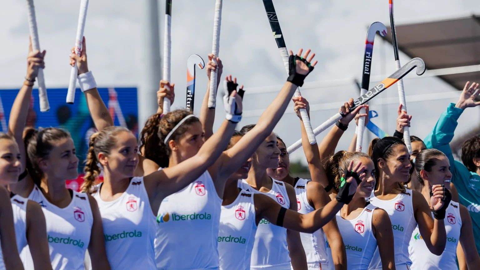 Les jugadores de la selecció espanyola saluden l'afició FOTO: RFEH