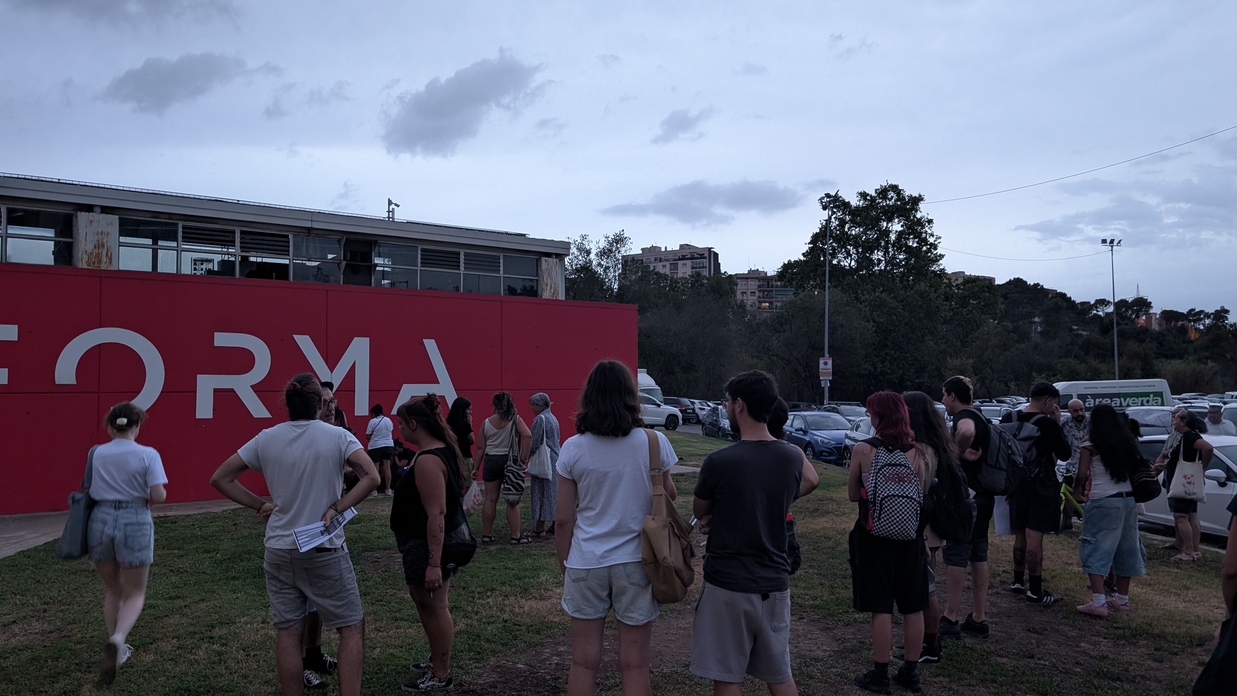 L'acte en memòria de Brian Ríos ha acabat a l'aparcament del Rubí Forma FOTO: Marta Casas