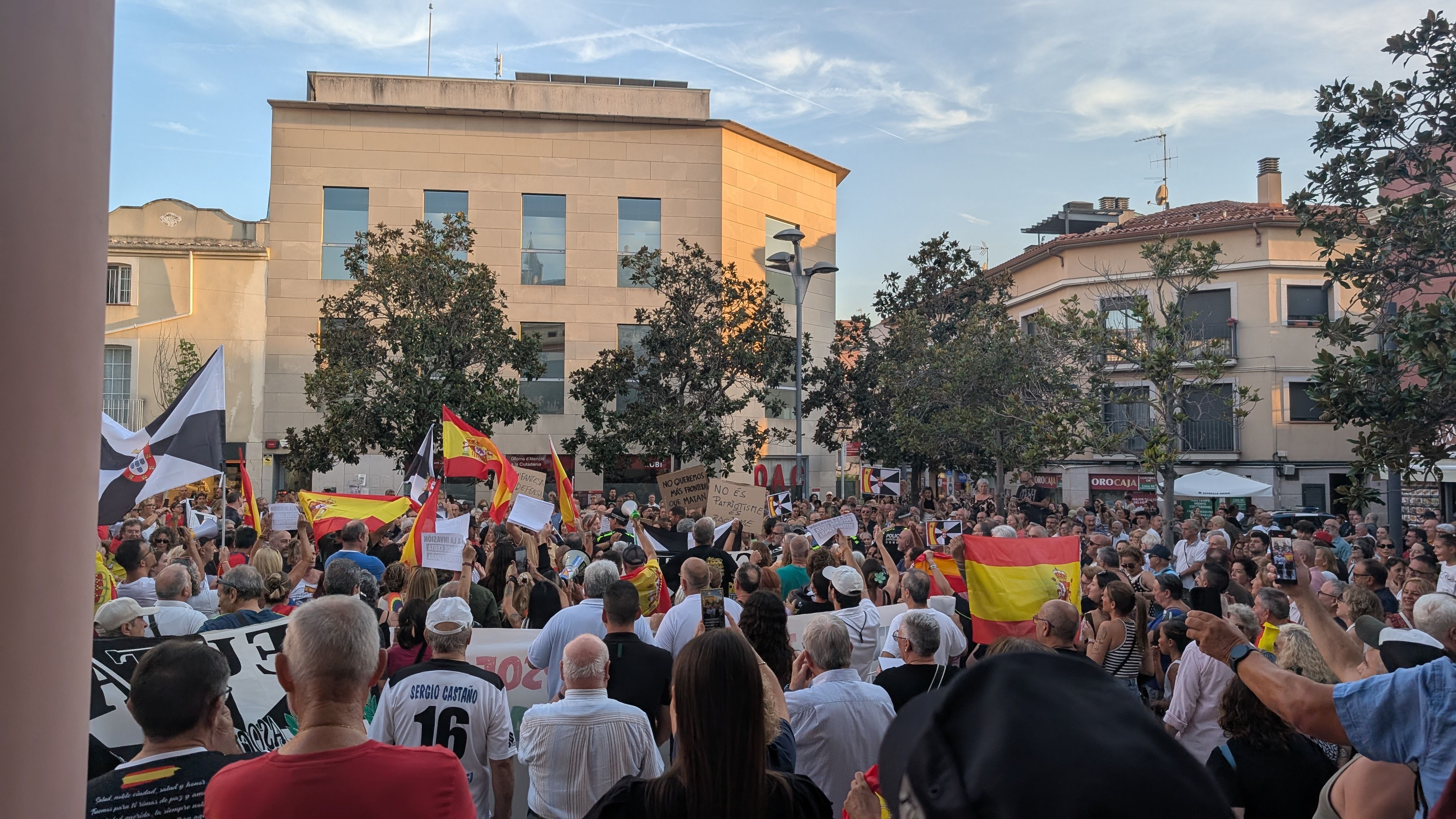 Tensió a Rubí entre dues concentracions contraposades pel conflicte migratori a Ceuta. FOTO: Redacció TOT Rubí