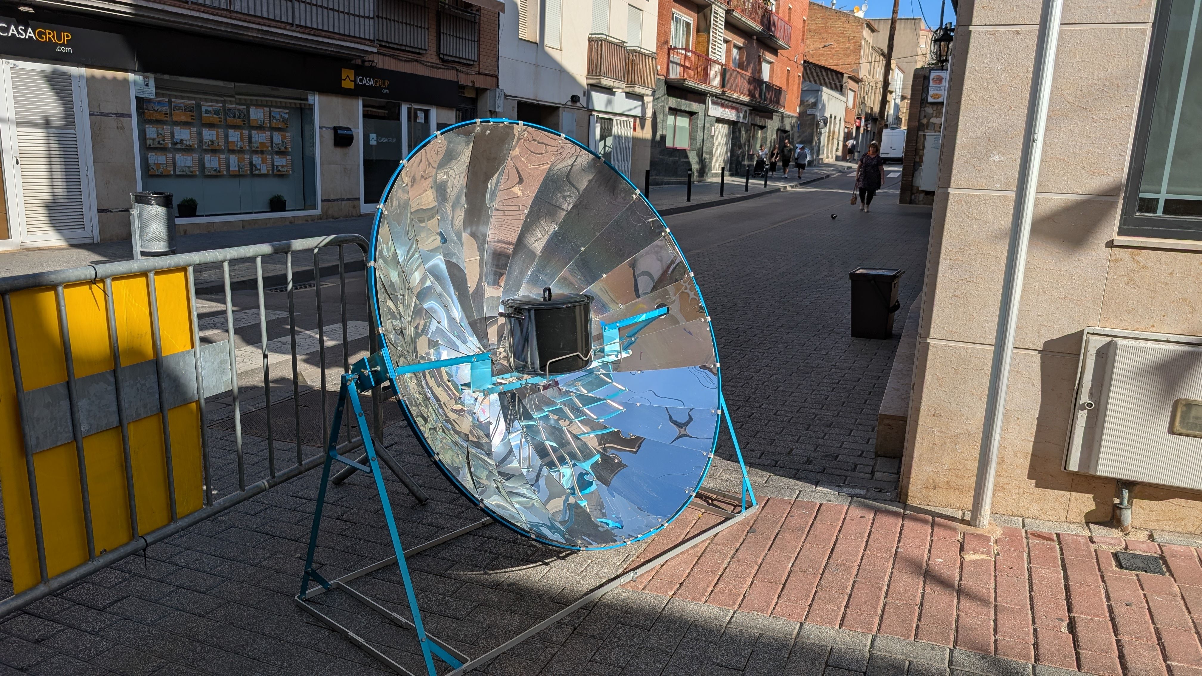 La xocolata desfeta de les Festes del carrer Santa Maria s'ha fet en una cuina solar FOTO: Marta Casas