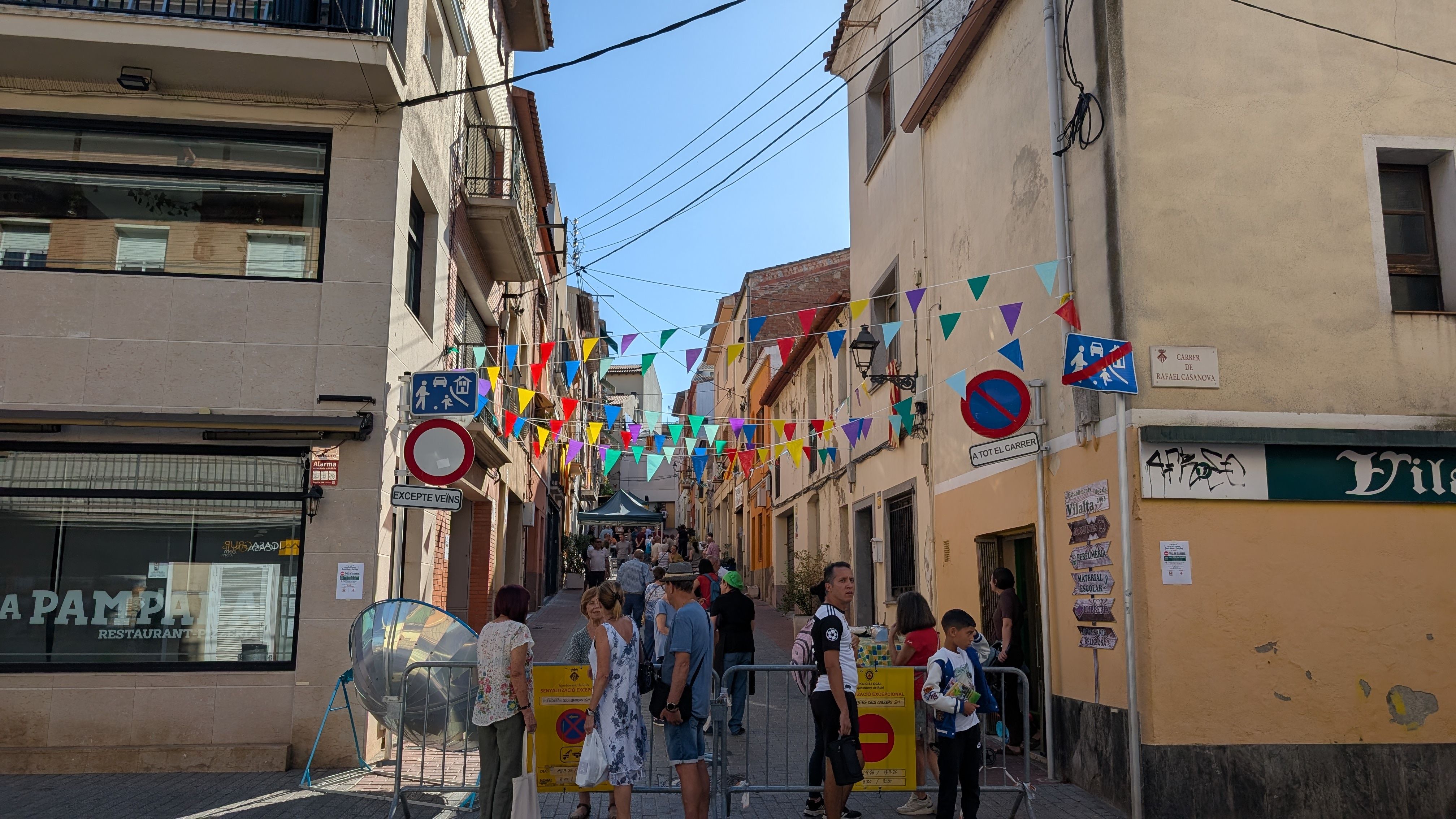 El carrer Santa Maria, engalanat per les festes FOTO: Marta Casas