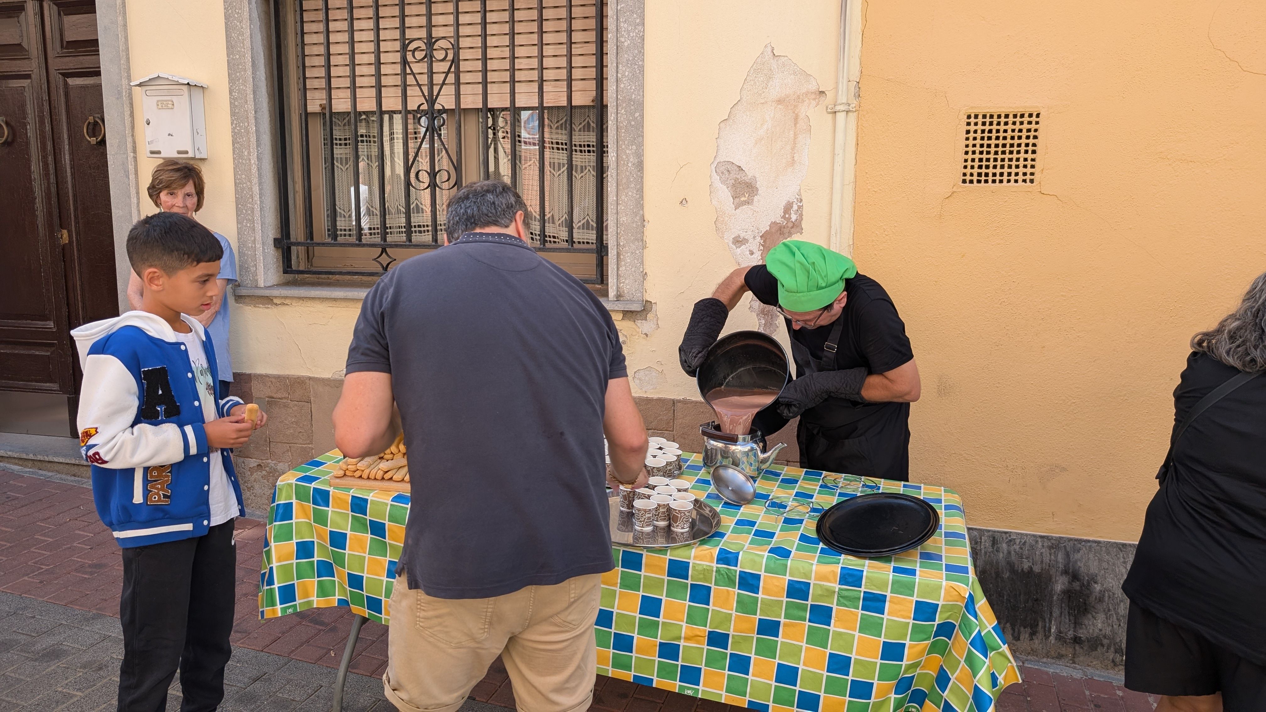 La xocolata desfeta de les Festes del carrer Santa Maria s'ha fet en una cuina solar FOTO: Marta Casas
