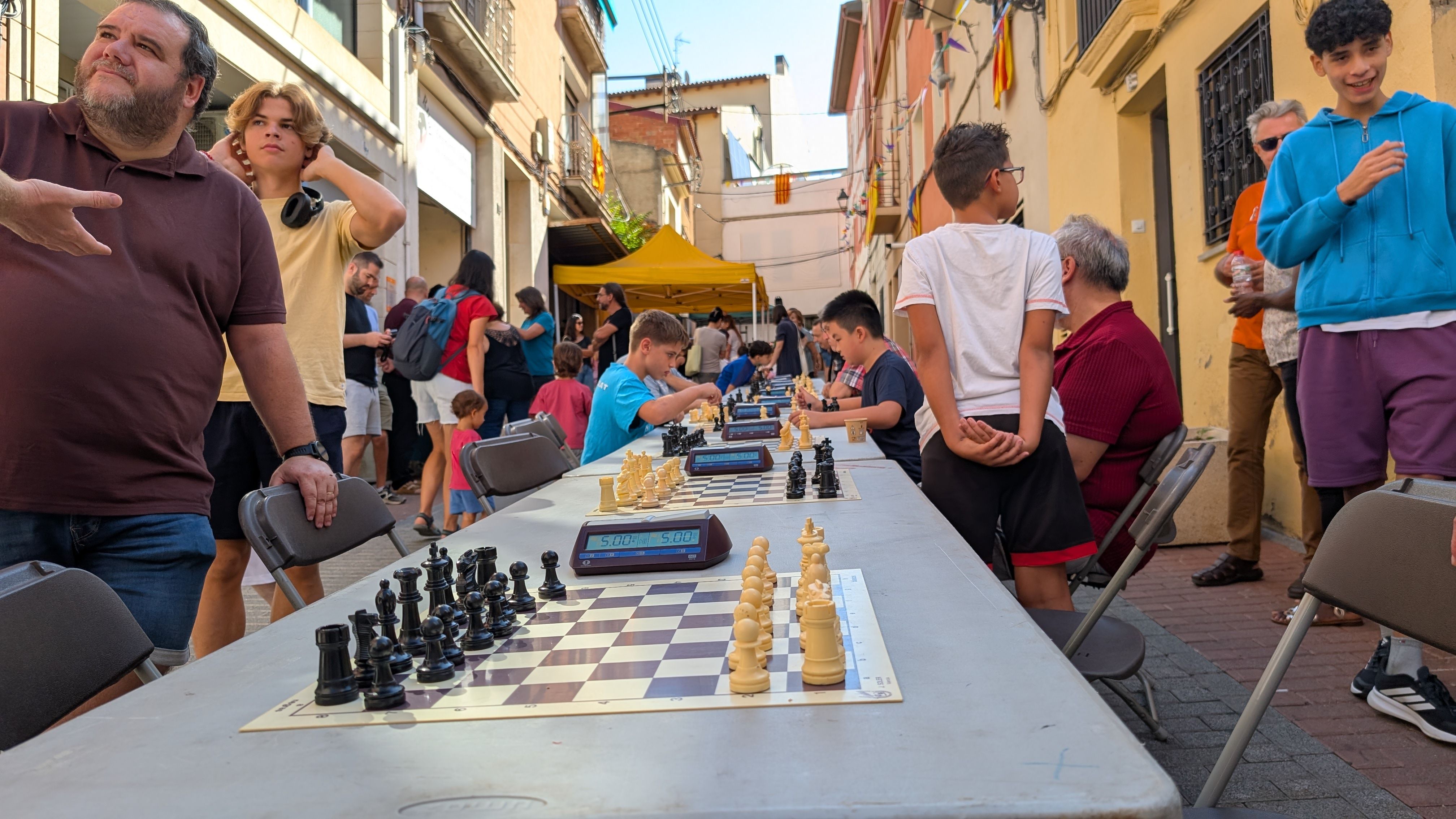 Matí d'escacs a les festes del carrer Santa Maria i Sant Magí FOTO: Marta Casas