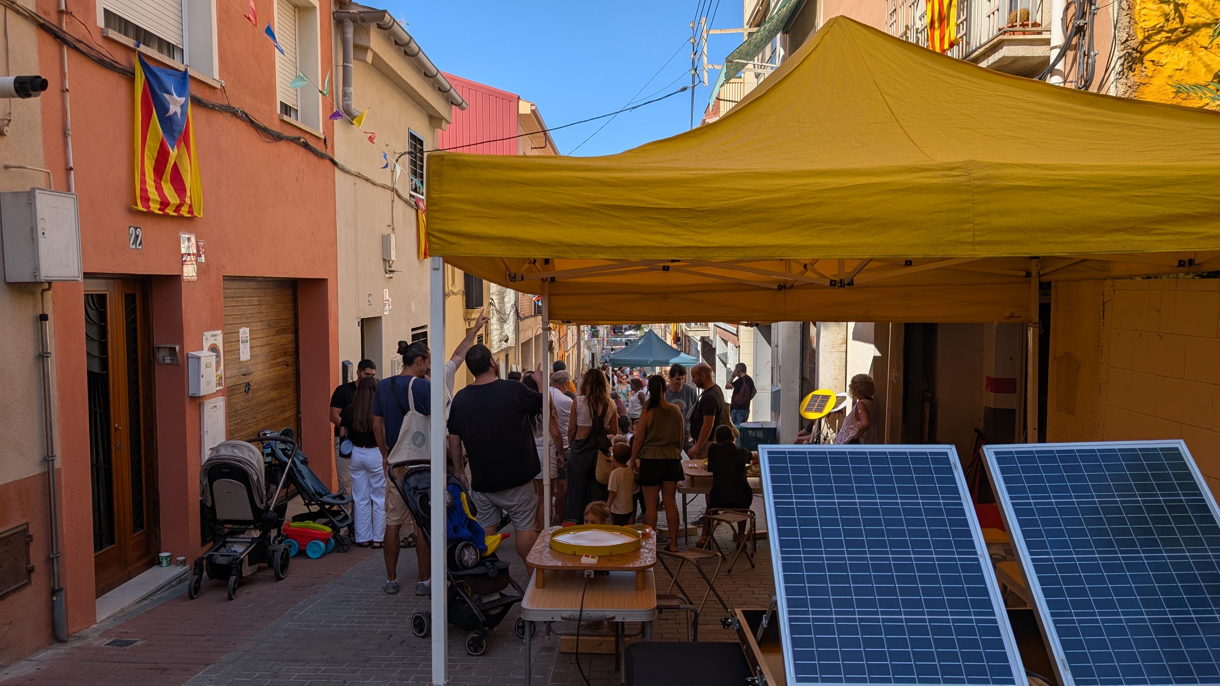 Molt bon ambient durant tot el matí al carrer Santa Maria FOTO: Marta Casas