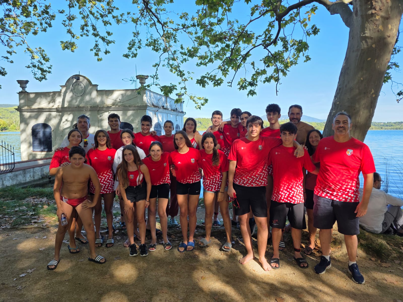 Nedadors del CN Rubí a la 82a Travessa a l’Estany de Banyoles. FOTO: Cedida/CN Rubí