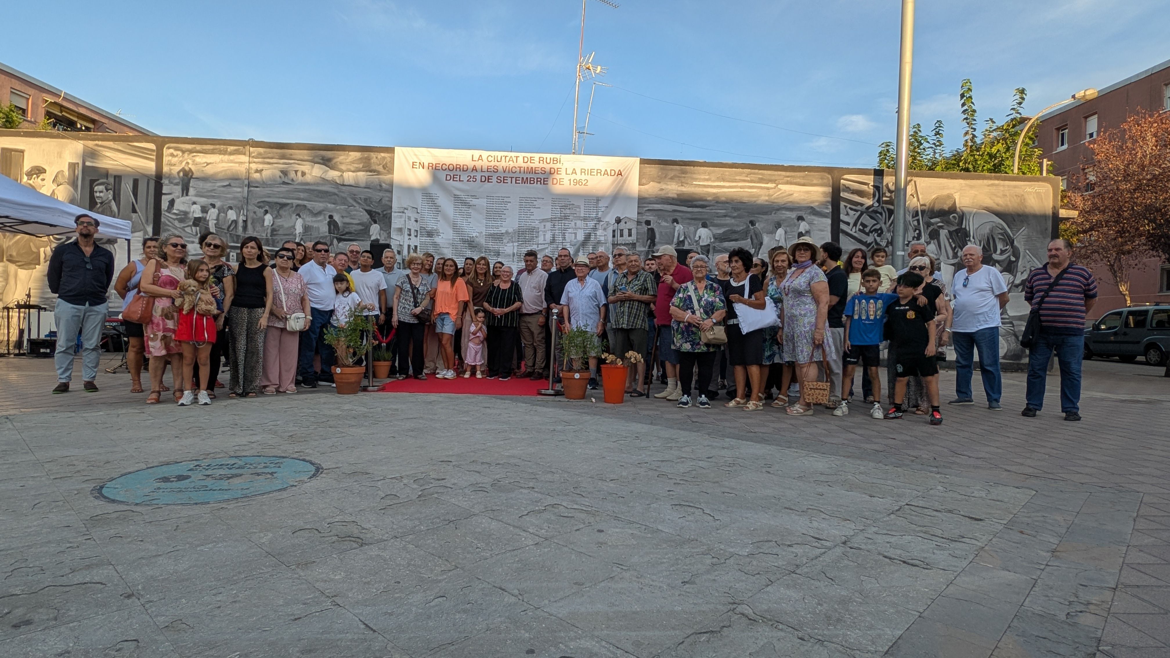 Totes les entitats que han participat a l'ofrena floral en record de les víctimes de la Rierada de 1962 FOTO: Marta Casas