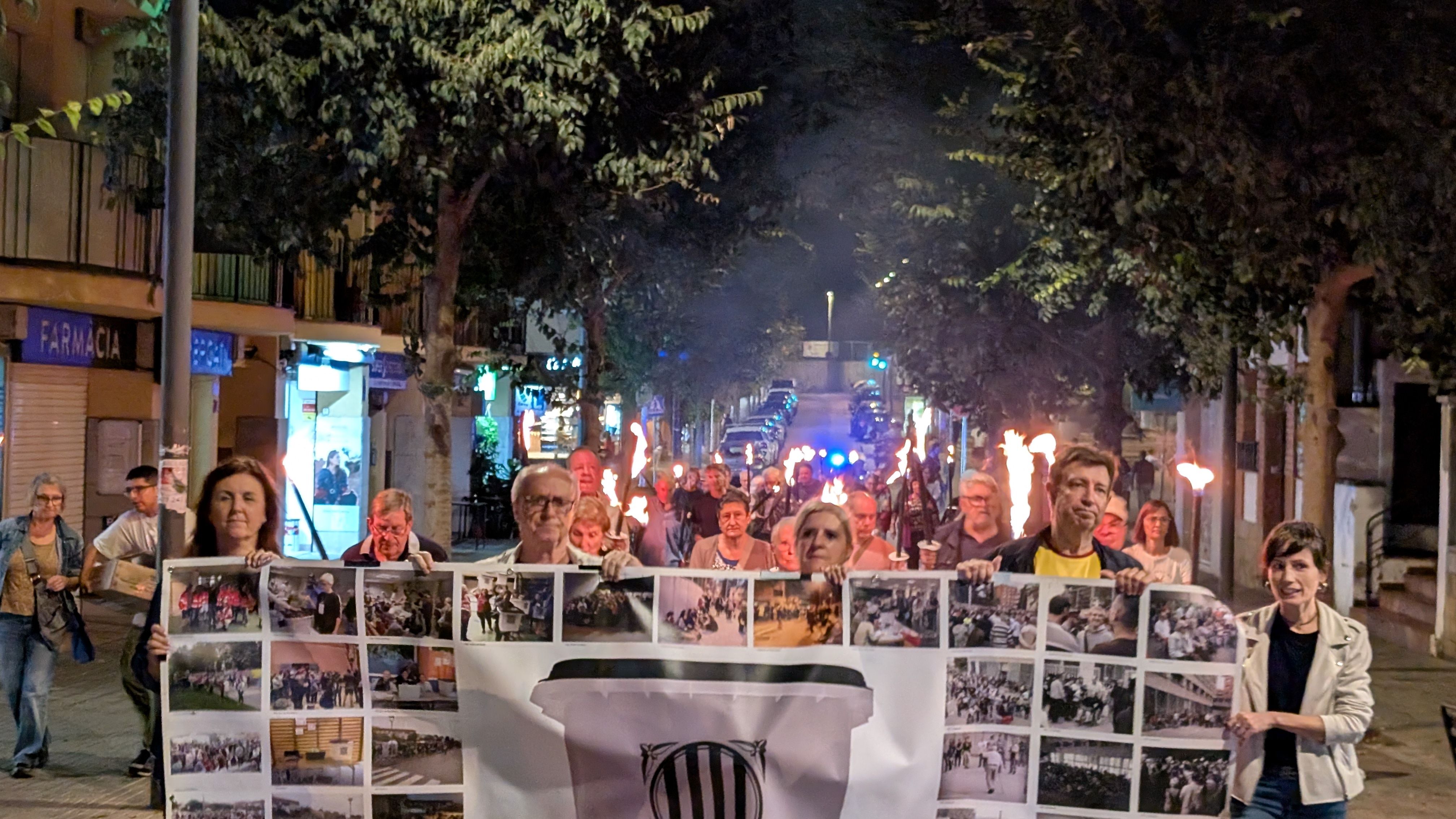 Membres de les entitats i partits independentistes encapçalen la marxa de torxes FOTO: Marta Casas