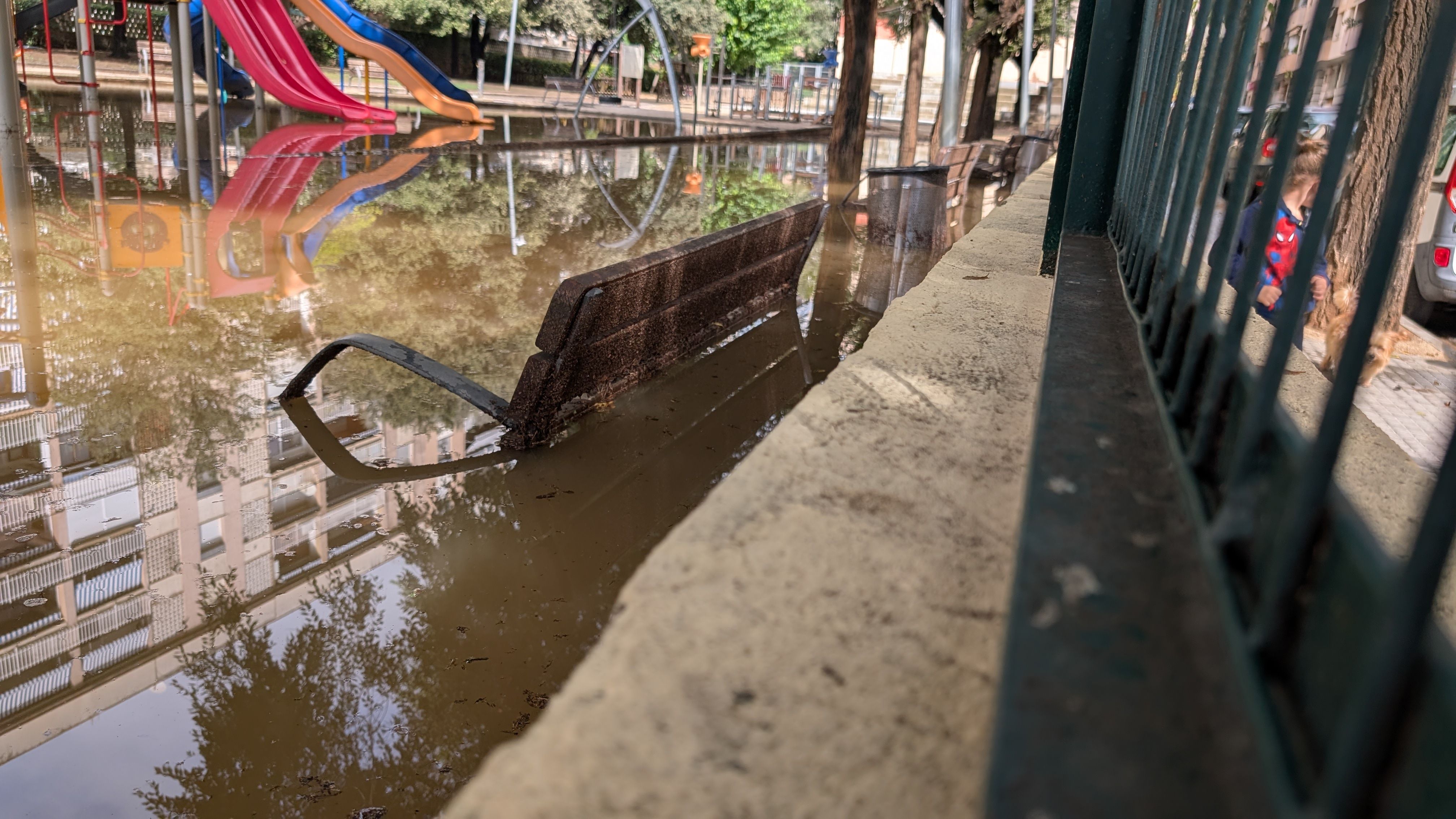 Un banc del parc de Lluís Companys, cobert per l'aigua FOTO: Marta Casas