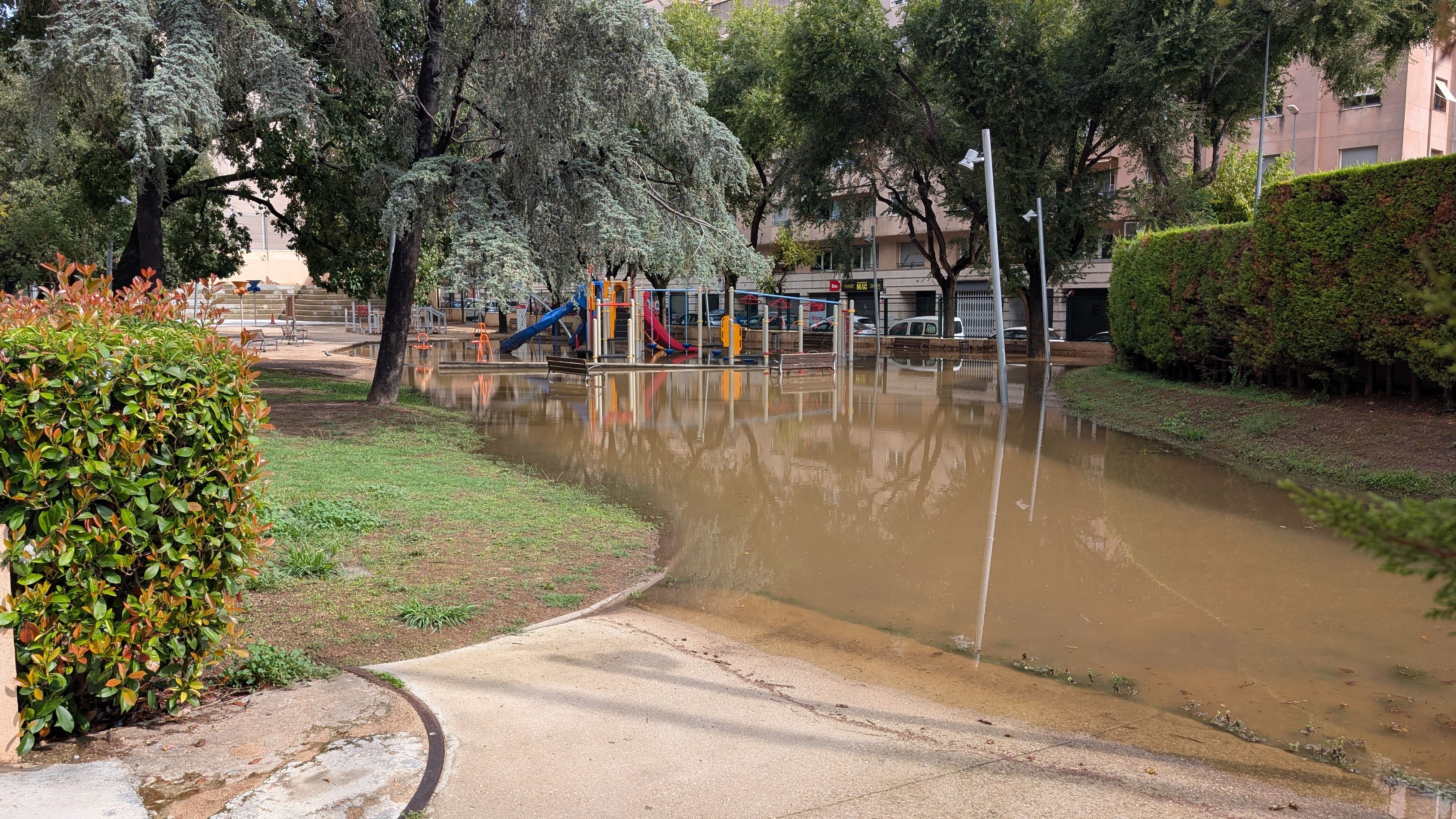 El parc de Lluís Companys, inundat FOTO: Marta Casas