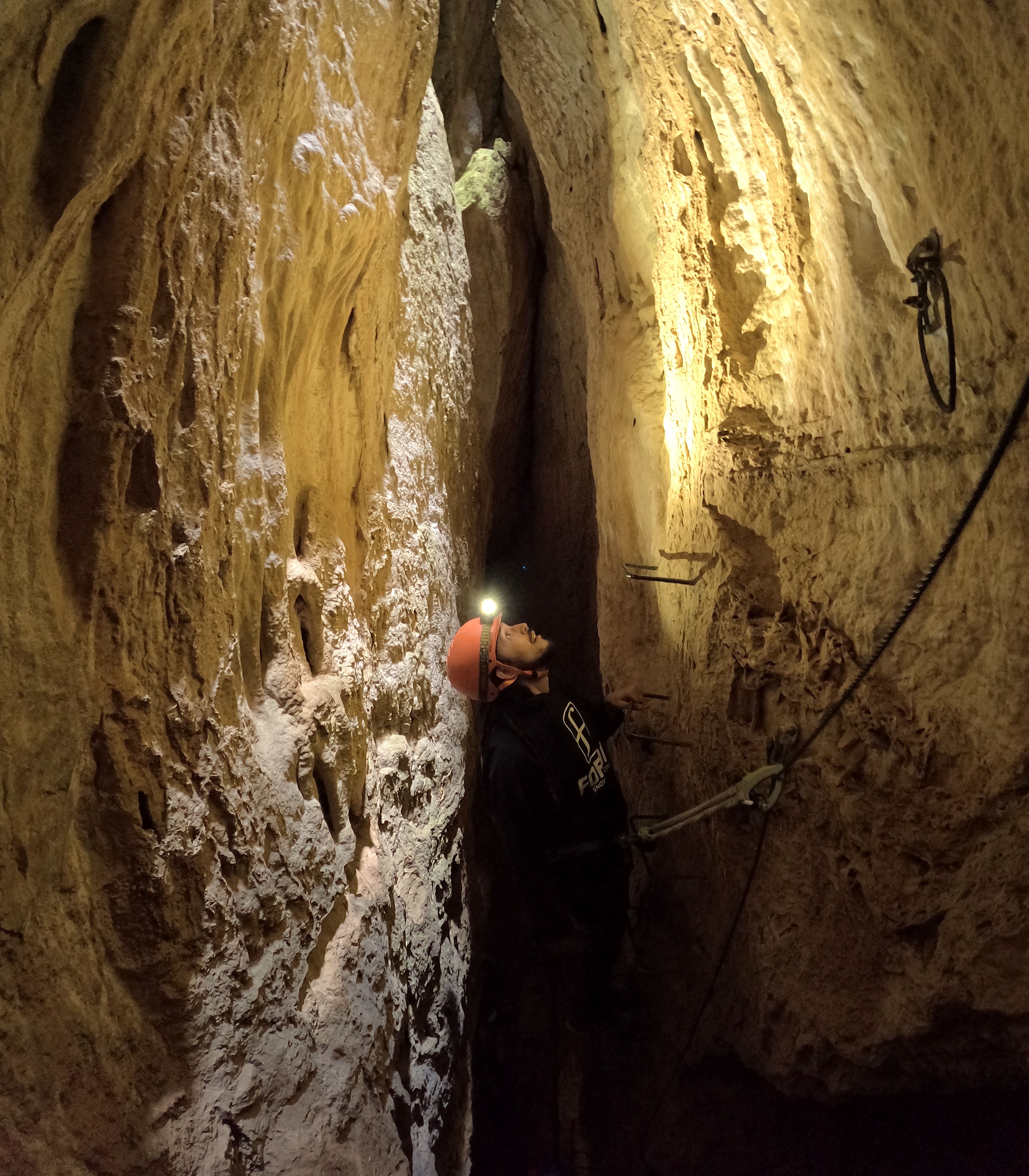 Explorant l’interior de la terra · Via ferrata venes de rojalons FOTO: Mireia Campos Gambin