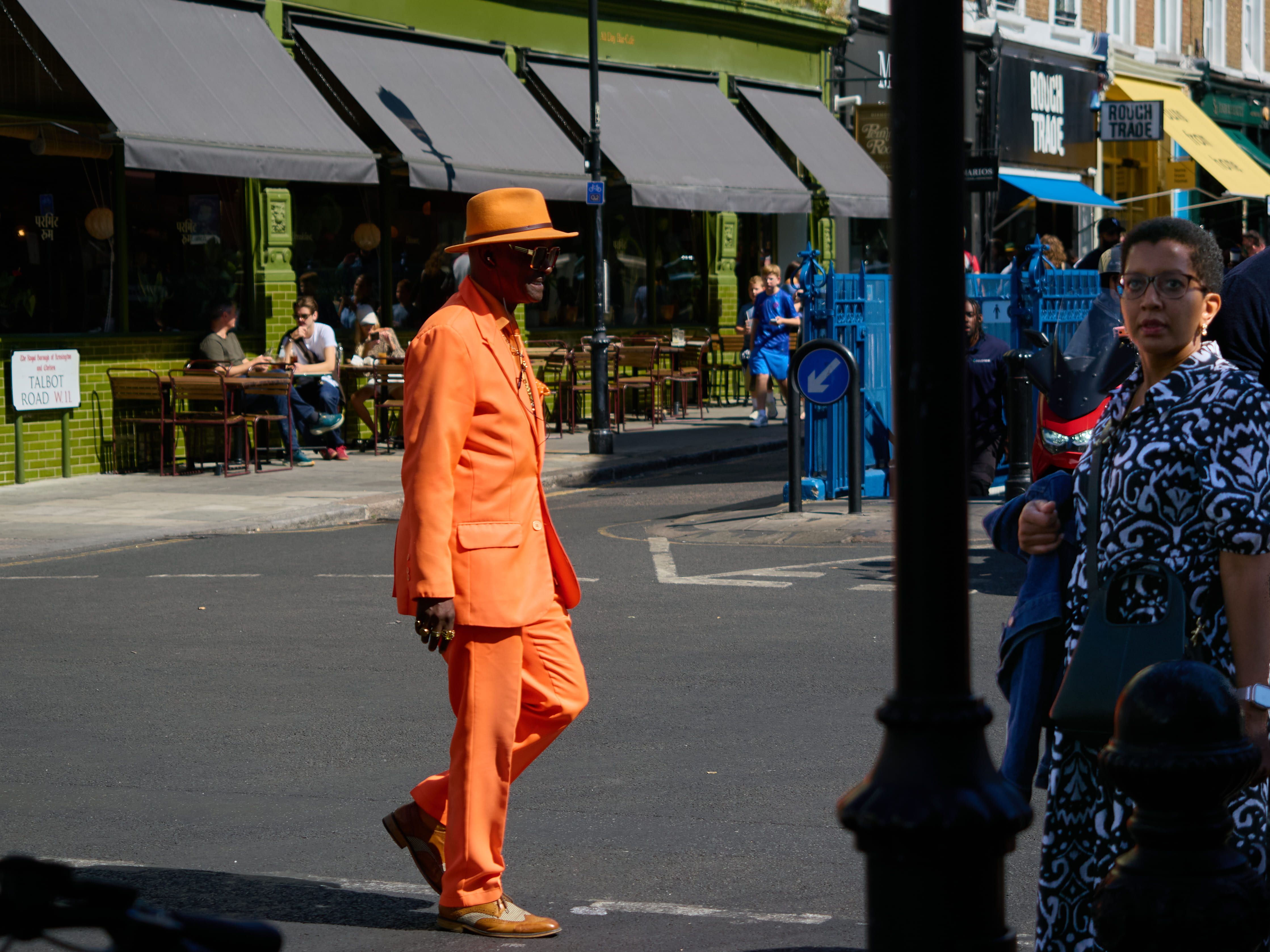 Hombre Naranja Portobello Rd · Londres (Notting Hill) FOTO: Roberto Ferrero Pintor