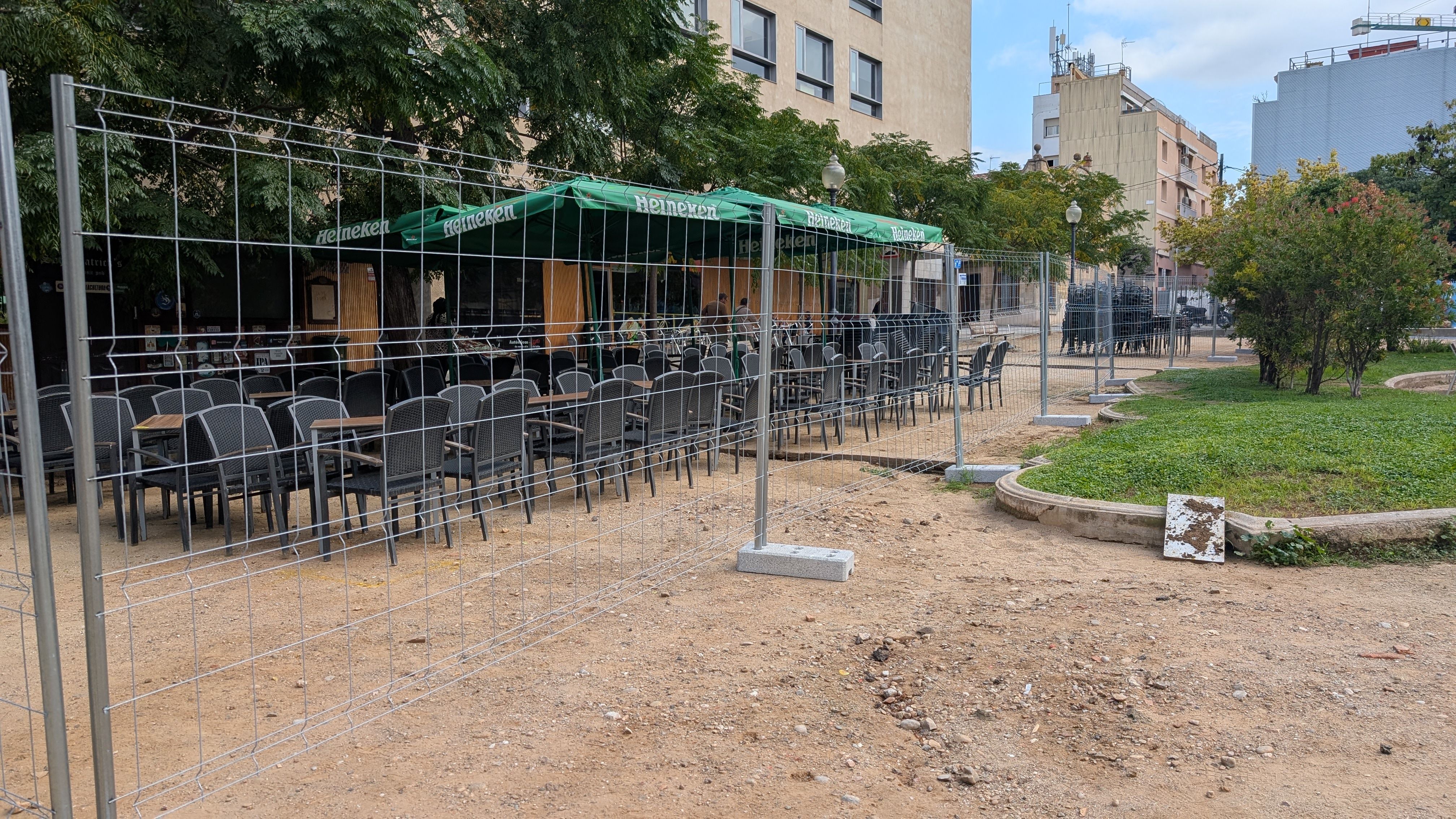 No es podrà travessar per l'interior de la plaça mentre durin les obres FOTO: Marta Casas