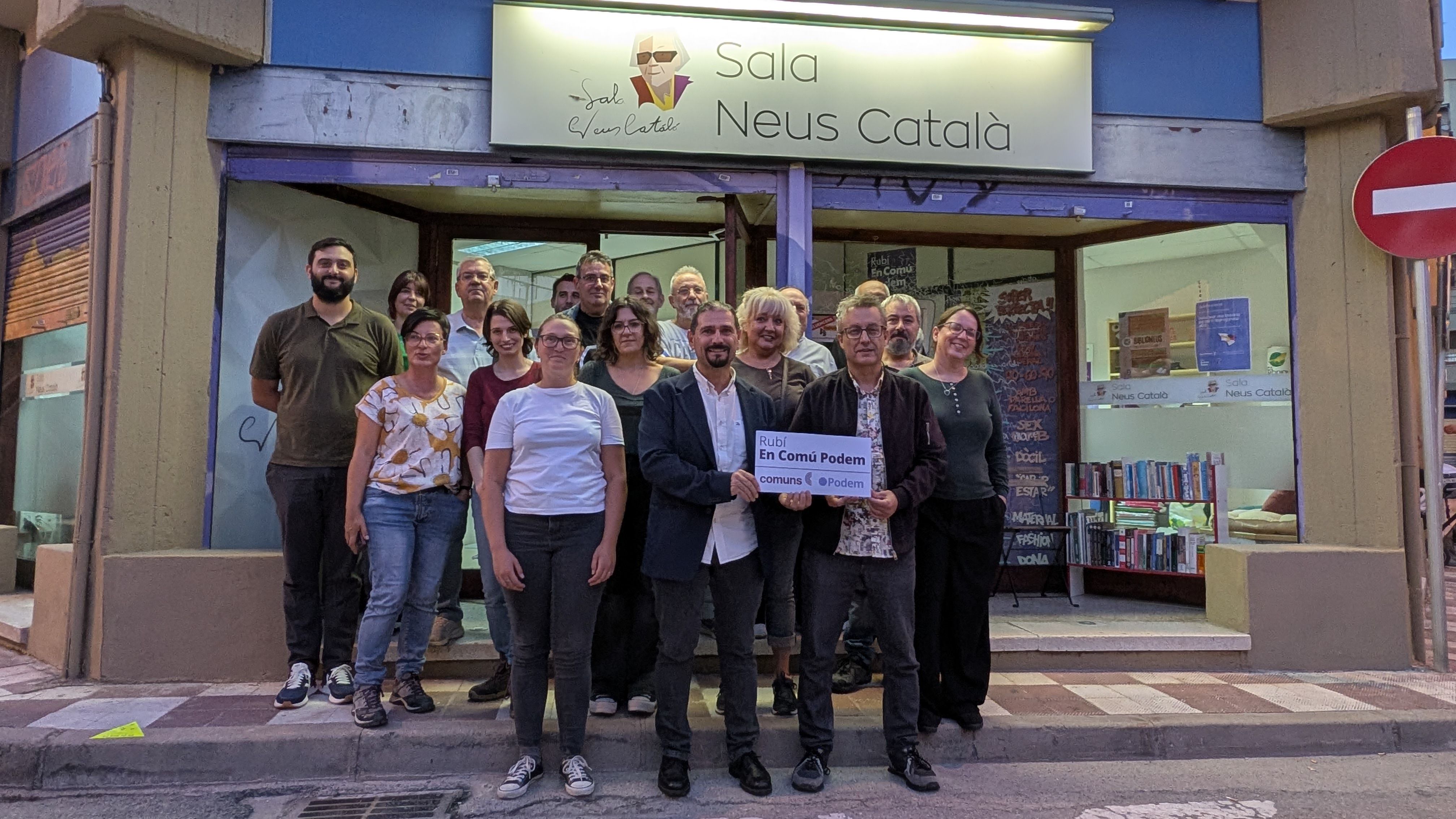 Membres d'En Comú Podem Rubí davant la Sala Neus Català FOTO: Marta Casas