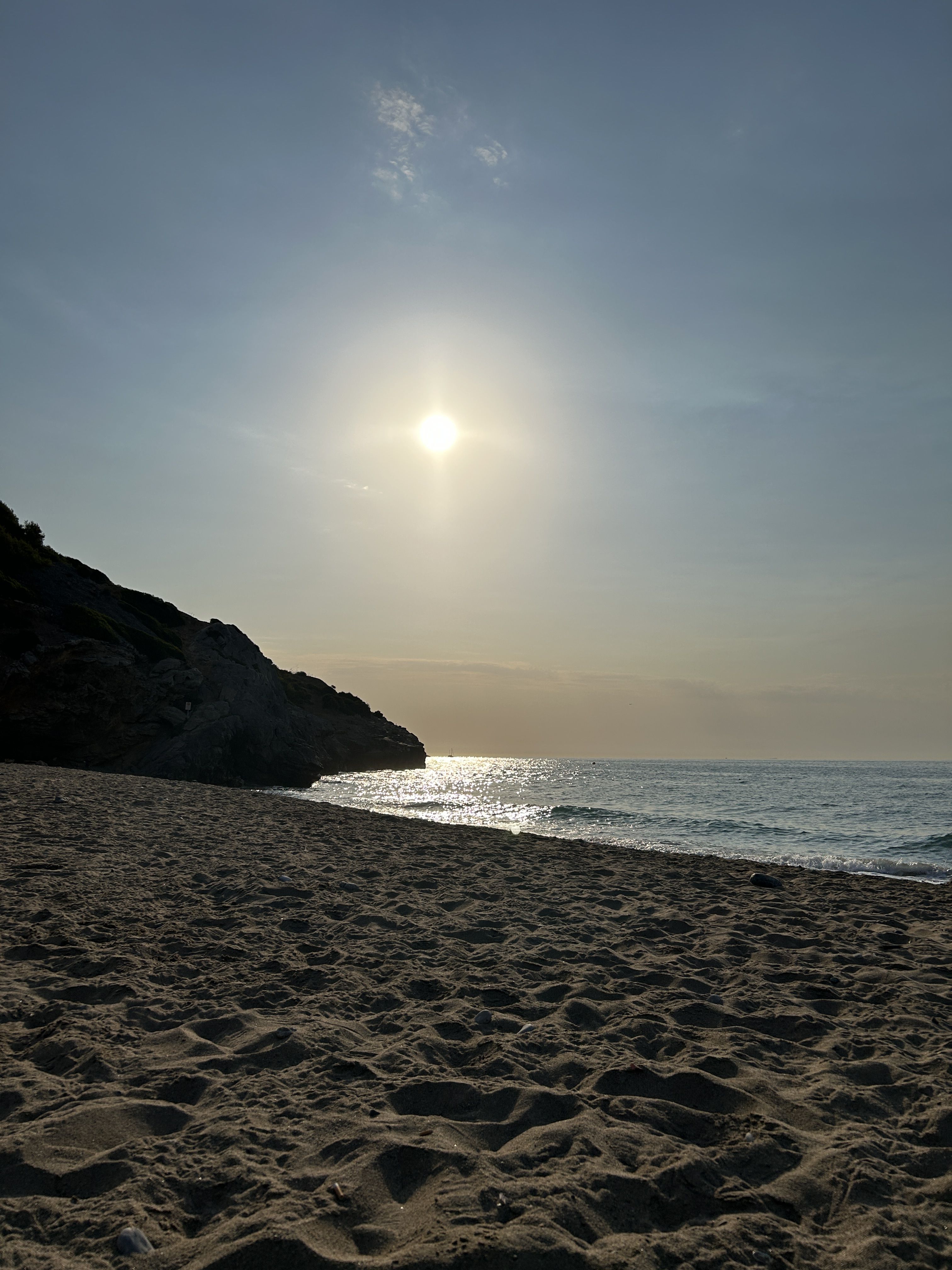 No estaban muertos, estaban de parranda. · Platja del Garraf FOTO: Montse Navarro Martinez