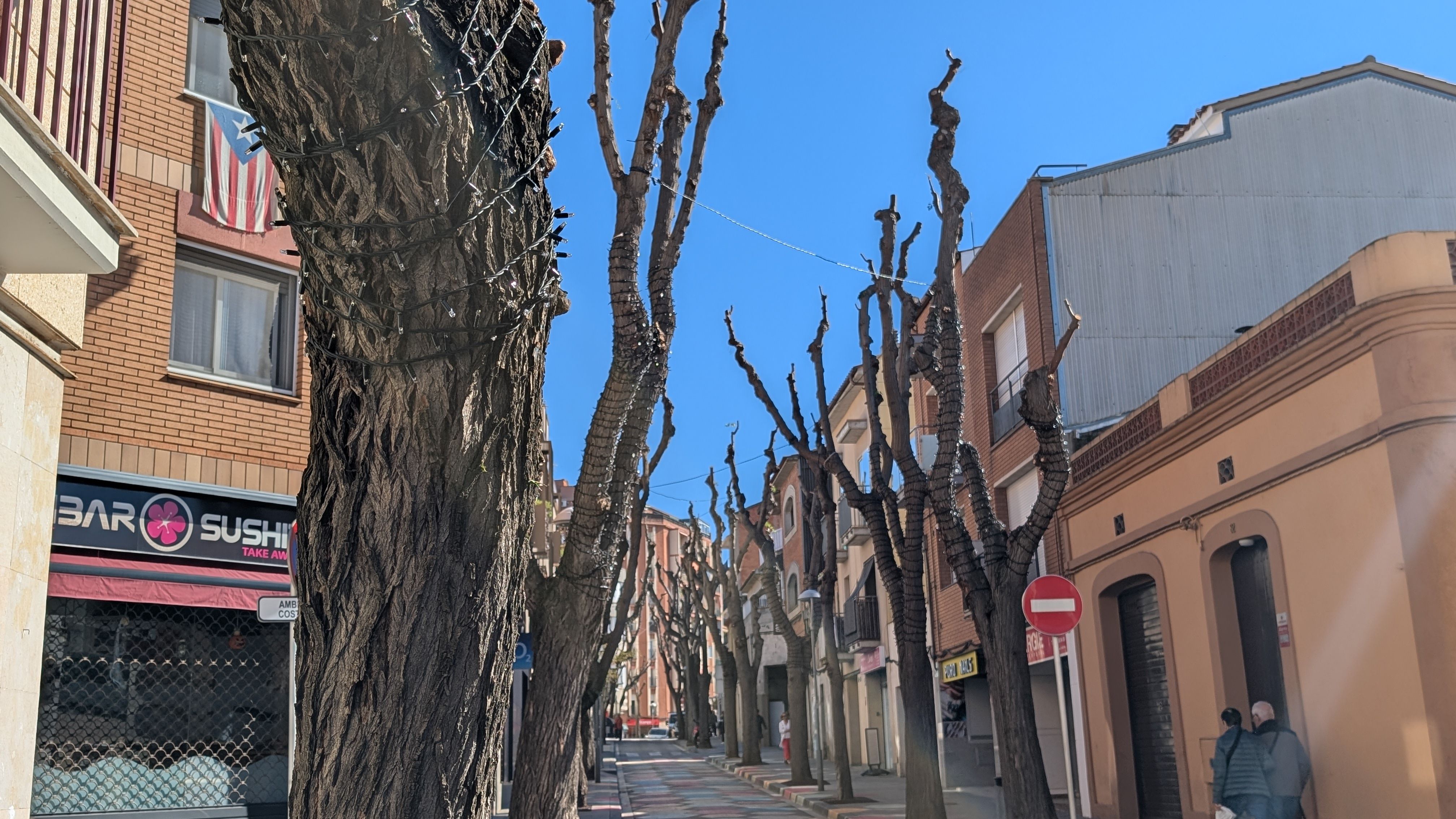 Tires de llums LED al carrer Cervantes FOTO: Marta Casas