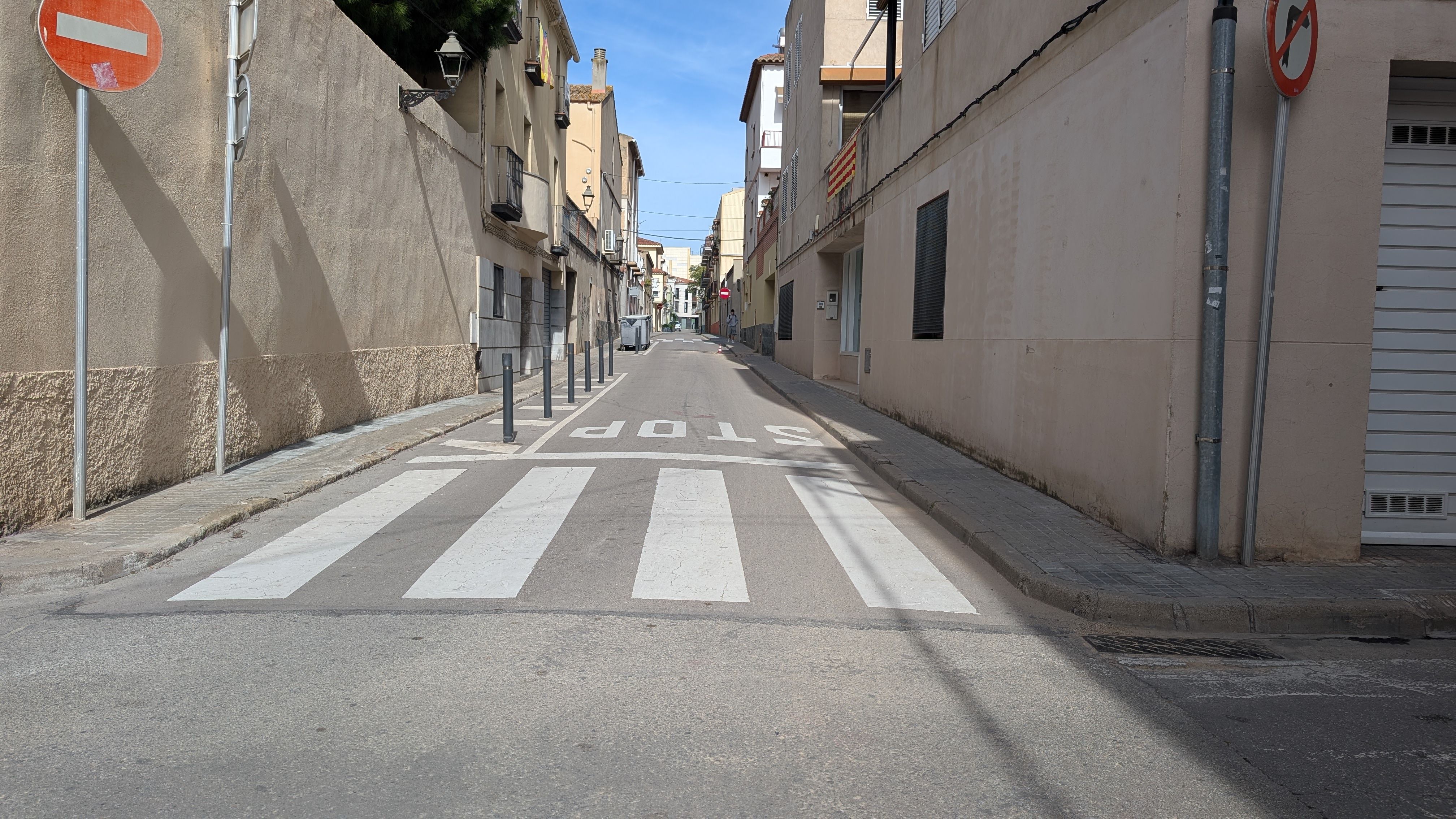 Voreres estretes, fuites d'aigua i contenidors al carrer Colom FOTO: Marta Casas