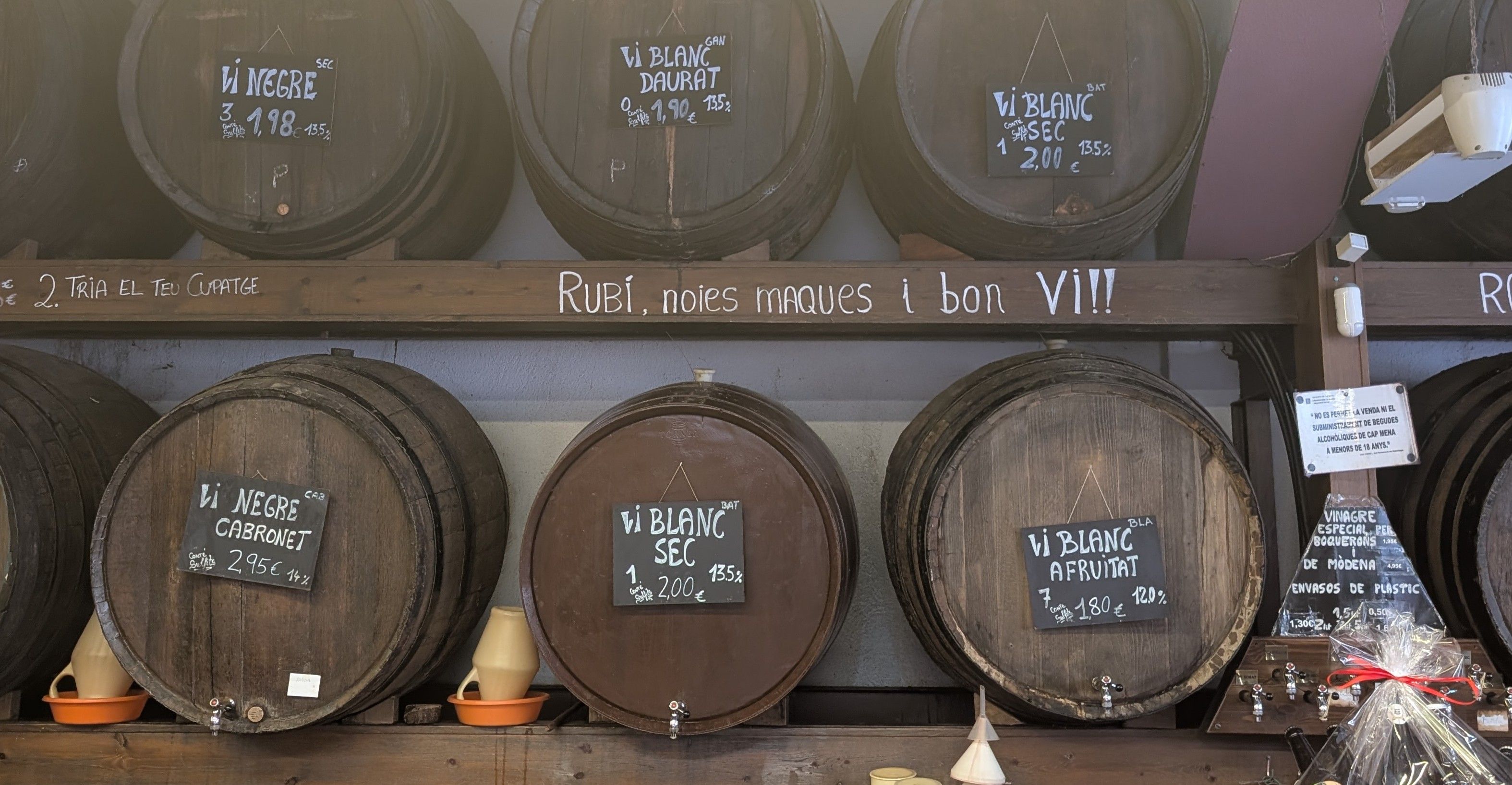 El lema 'Rubí, noies maques i bon vi', a la bodega Rosàs FOTO: Marta Casas
