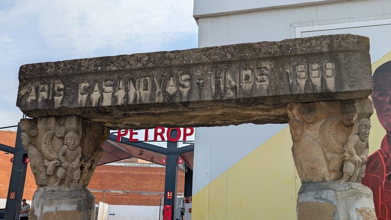Entrada de les caves Arís Casanovas a la carretera de Molins de Rei FOTO: Marta Casas