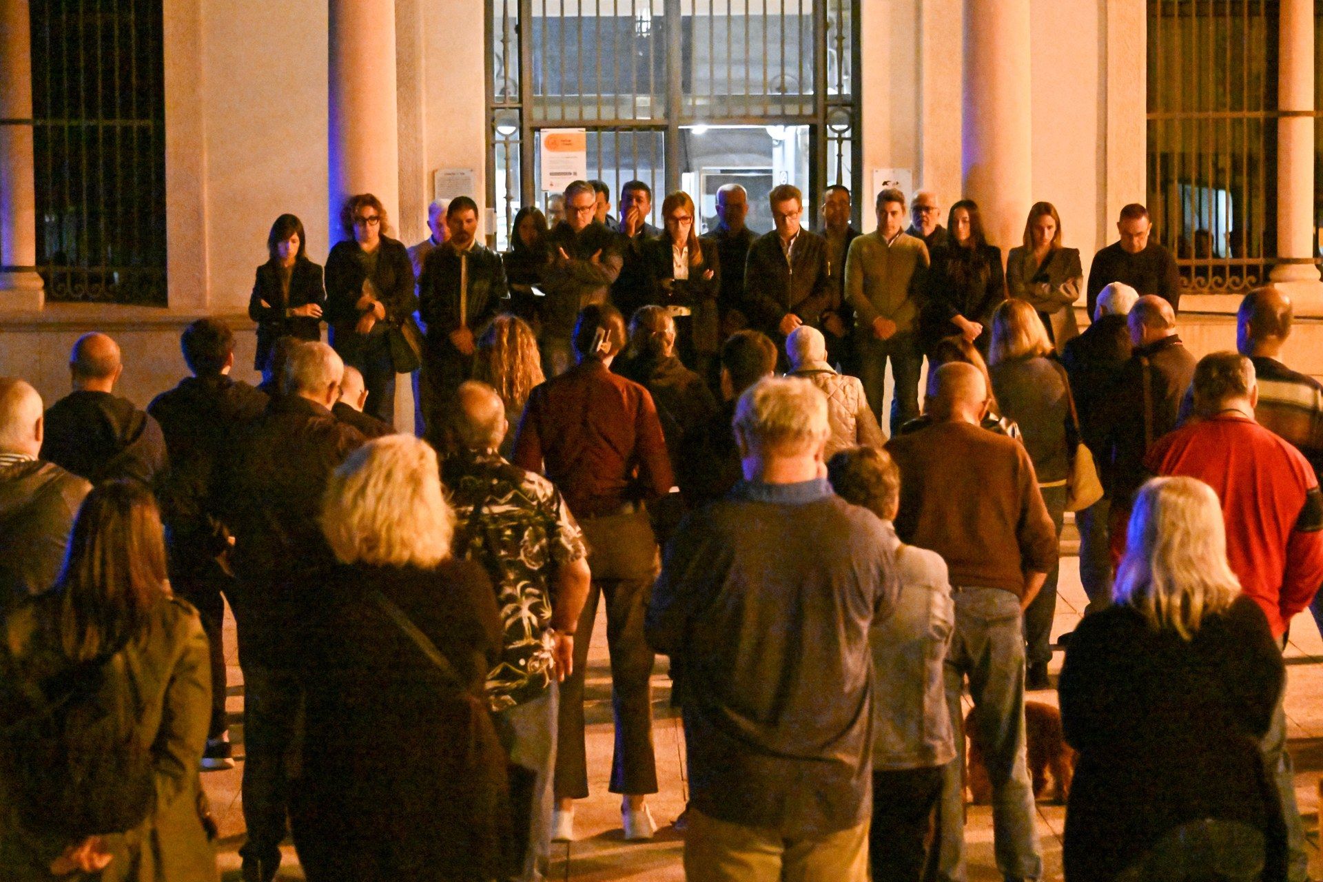 Minut de silenci a la plaça de l'Ajuntament de Rubí FOTO: Ajuntament de Rubí / Localpres